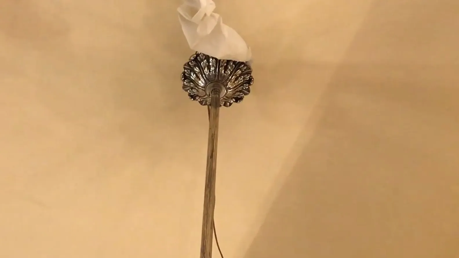 Lámpara de techo antigua con diseño clásico en el salón