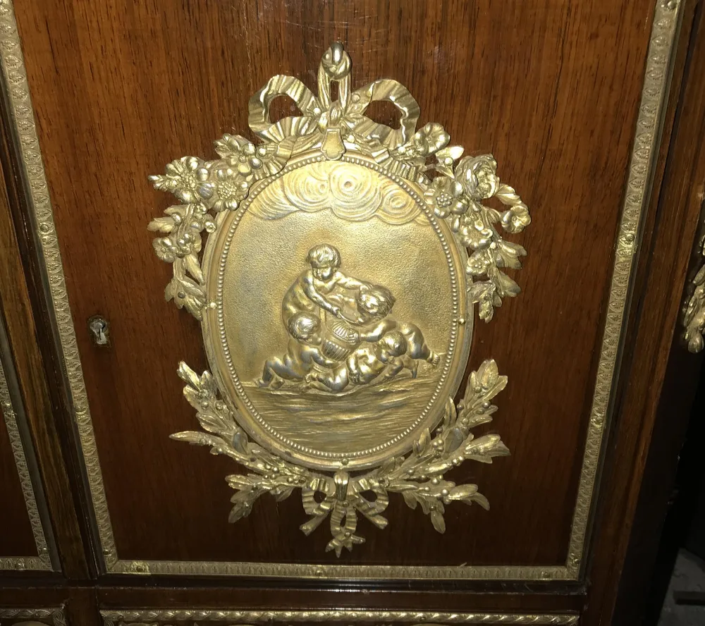 Scrivania antica con ornamenti dorati e motivi floreali