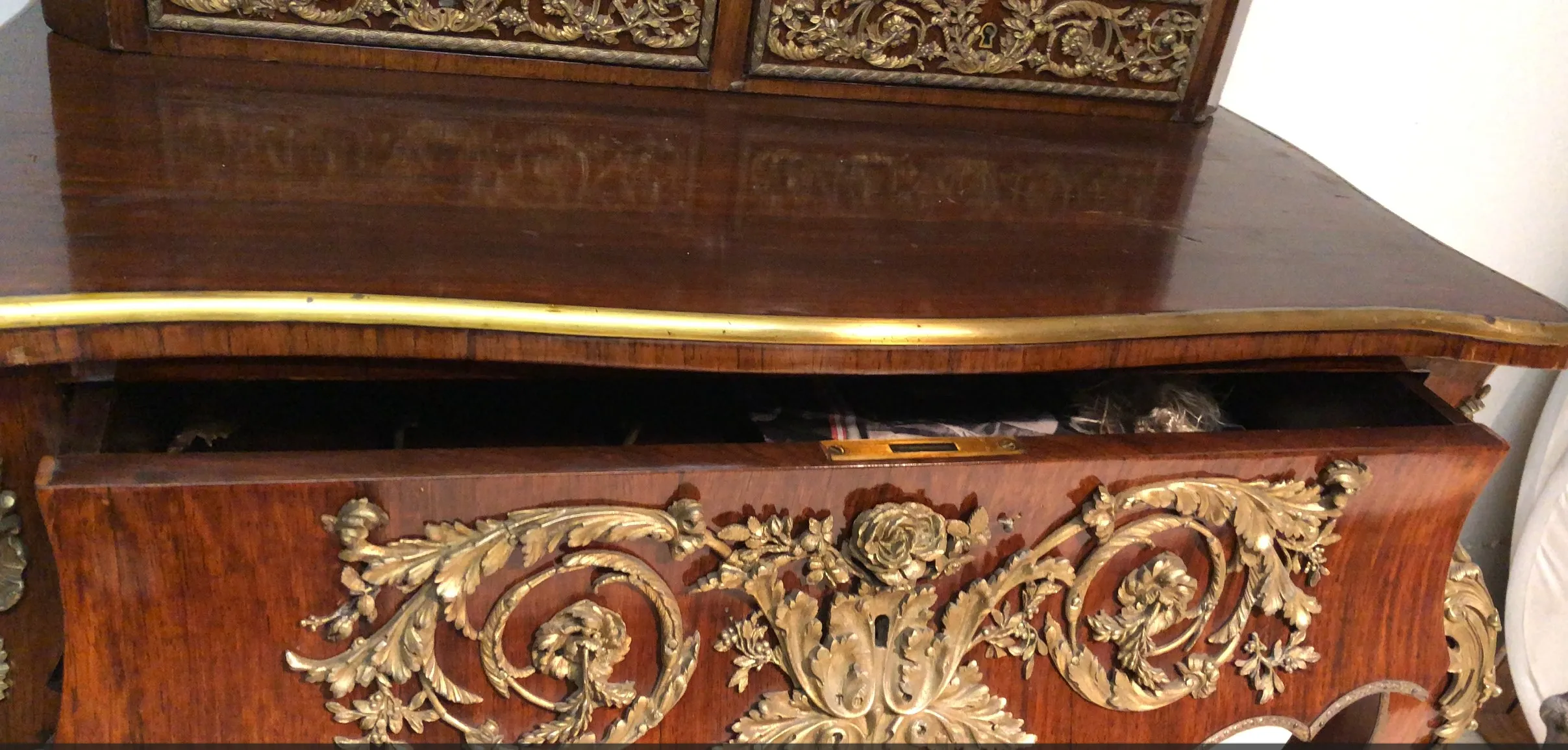 bureau ancien avec des détails dorés et du bois poli