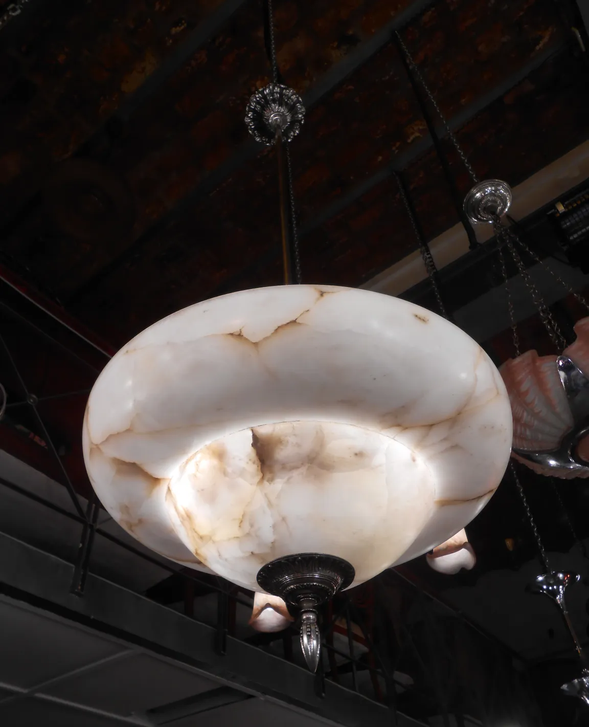 Antike Hängelampe aus Alabaster im klassischen Design