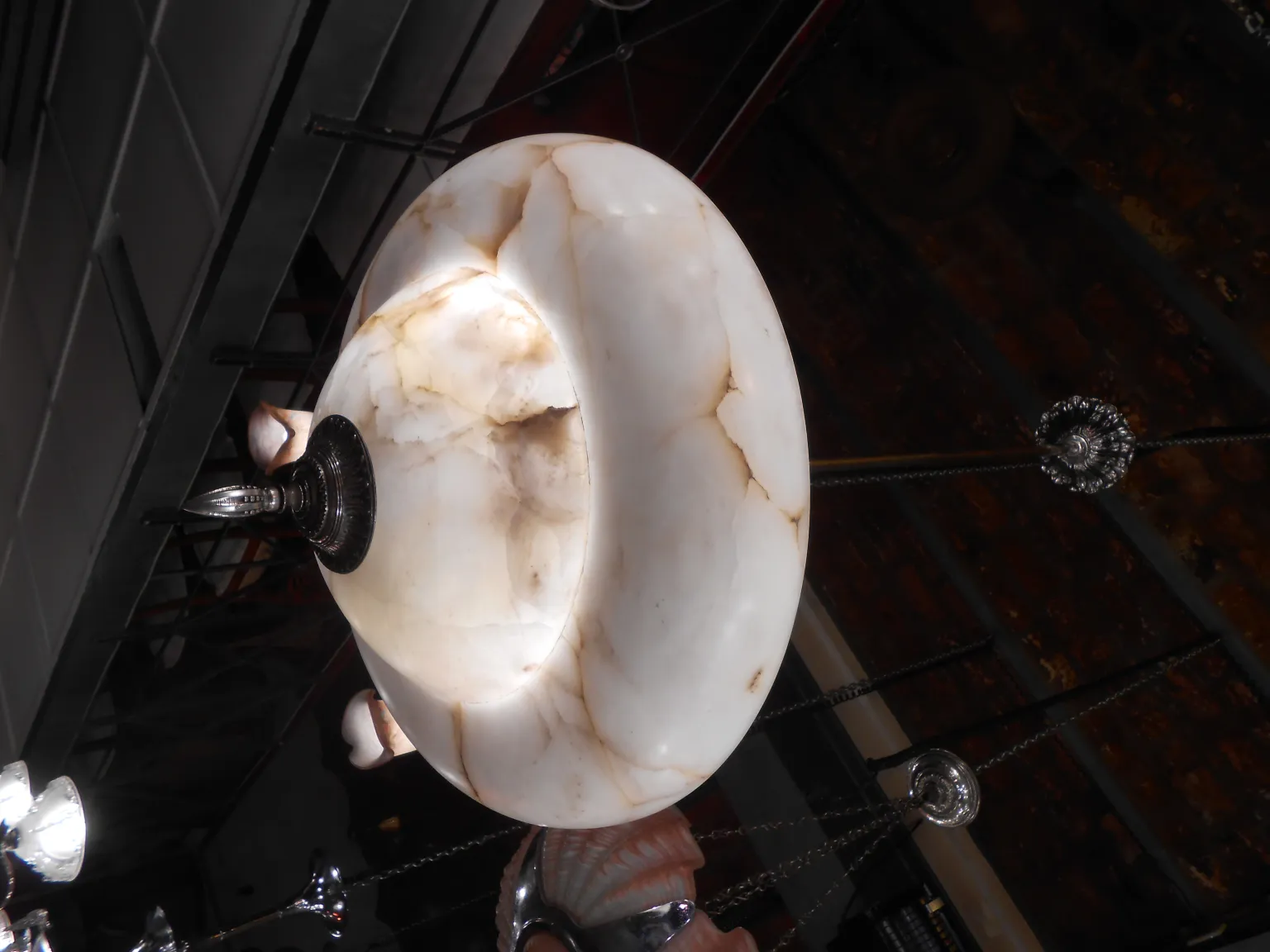 고대 교수형 램프, 알바스터 세부사항, 세련되고 밝음.