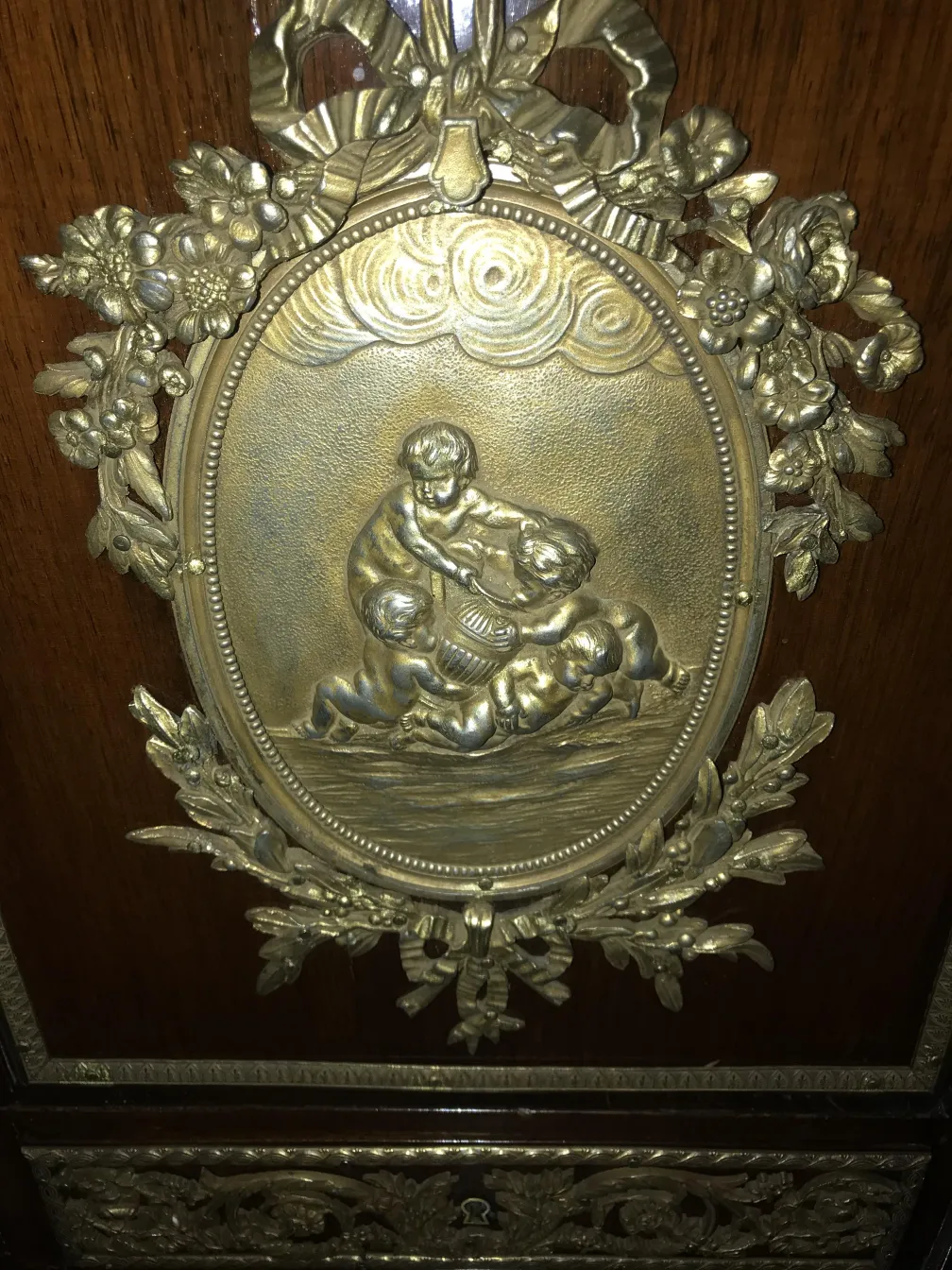 bureau ancien avec relief doré et détails floraux