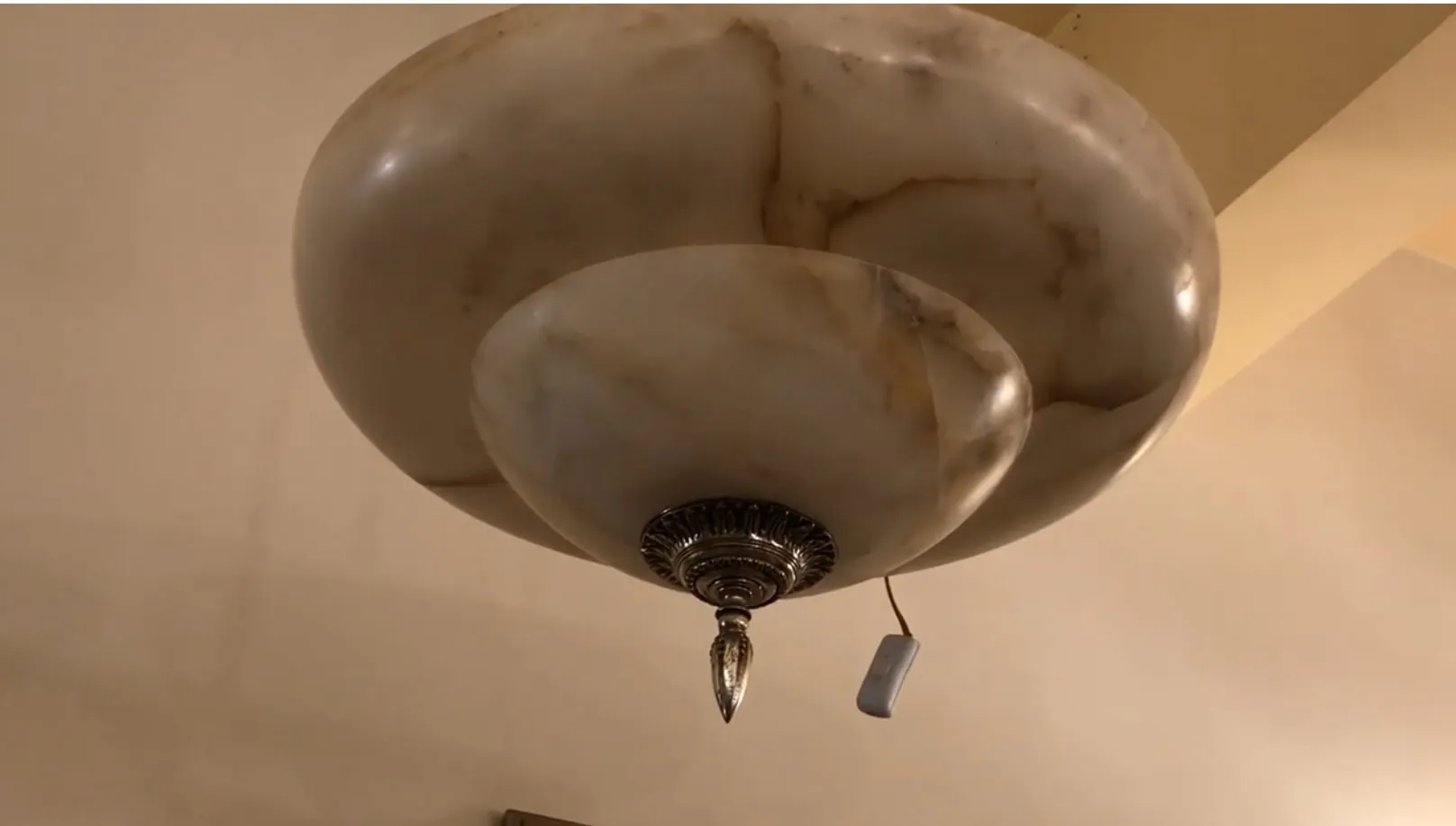 lampada de teto antiga decorativa feita de alabastro com detalhe metálico