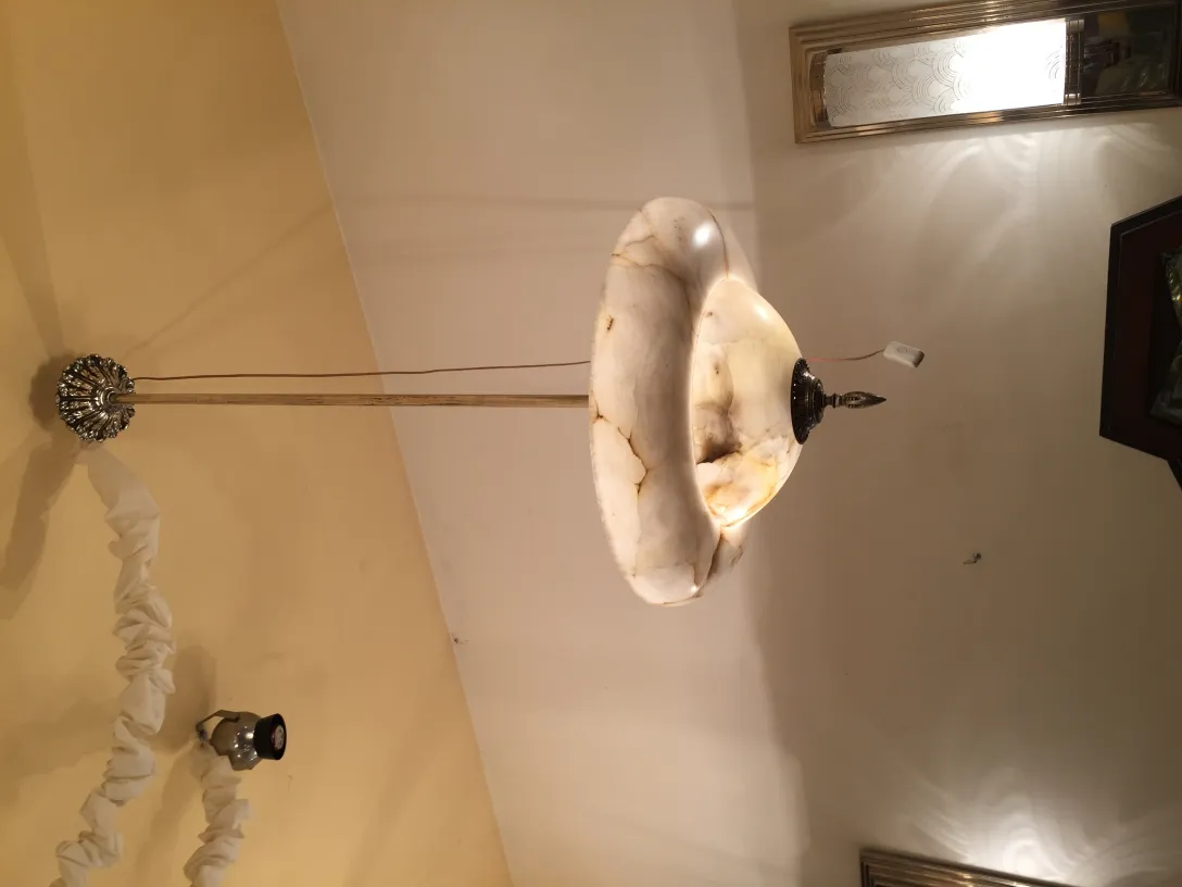 优雅且实用的经典风格古董吊灯。