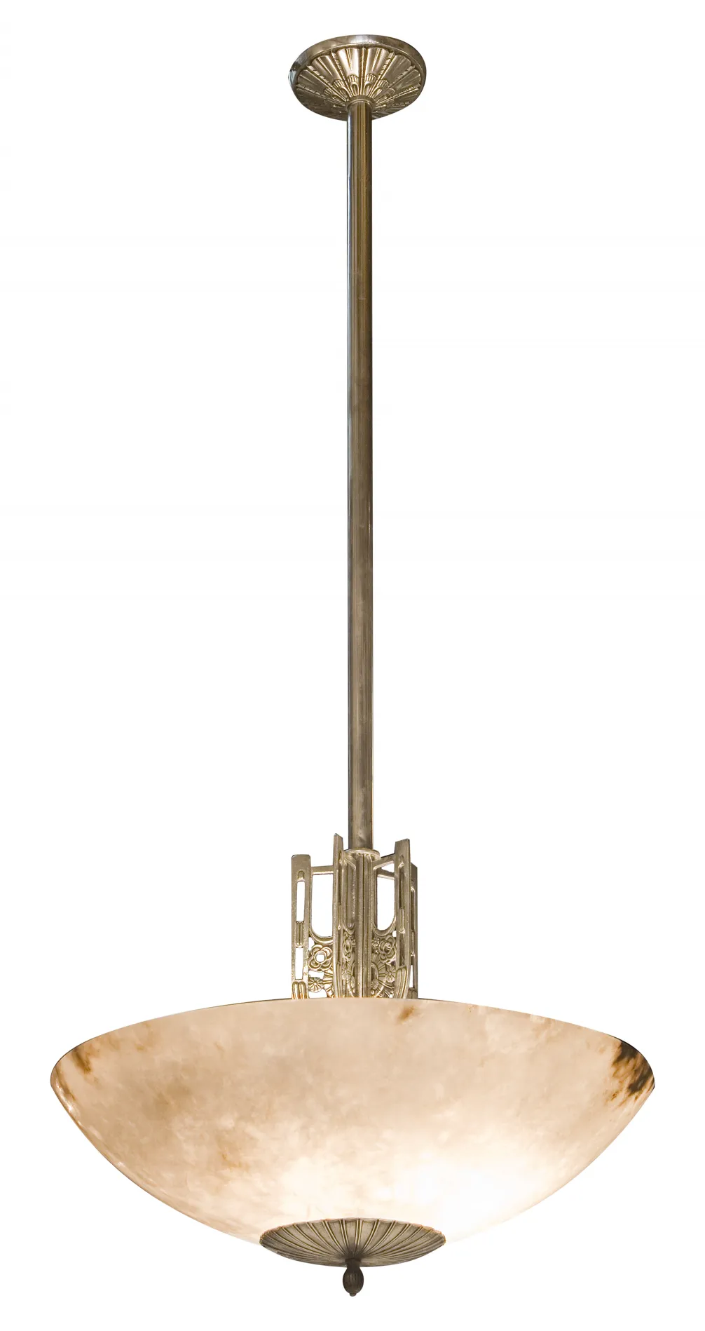 Lámpara de techo antigua con cúpula amplia y diseño ornamentado, ideal para decoración.