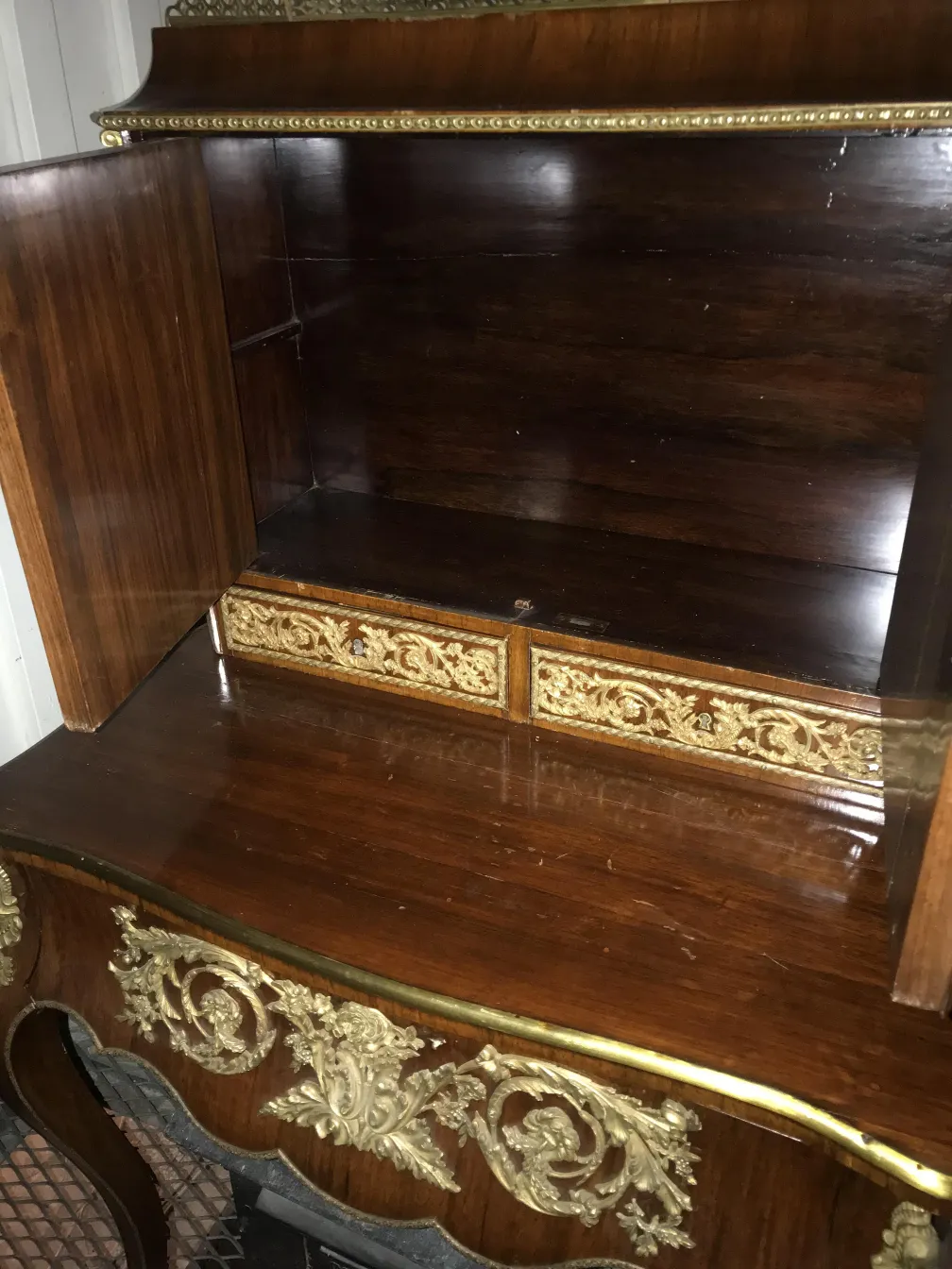 bureau ancien avec décorations dorées