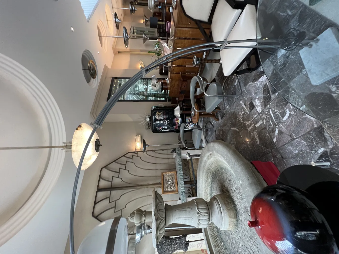 Lámpara de techo antigua con estilo elegante en un ambiente acogedor