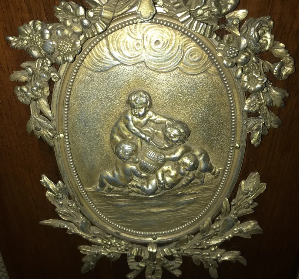 Dekorativer antiker Schreibtisch mit Reliefs und Blumenmustern