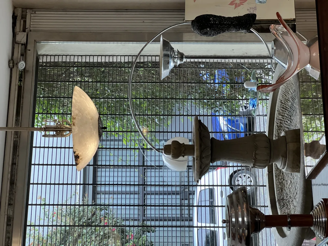 lâmpada de teto antiga branca com detalhes decorativos, ambiente acolhedor