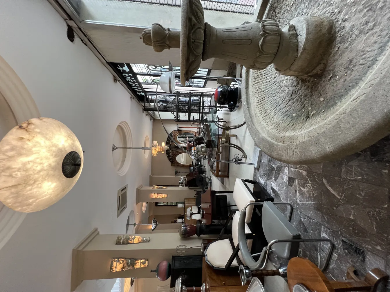 Lustre ancien et élégant dans un environnement esthétique, avec des détails décoratifs.