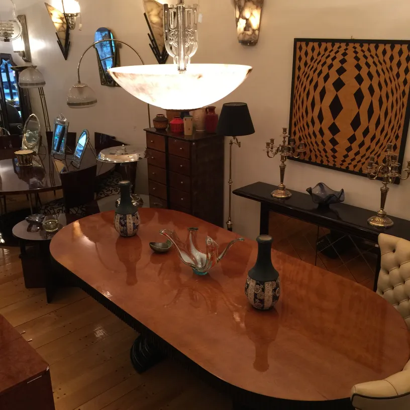 Lámpara de techo antigua con un diseño clásico, en un ambiente de elegantes muebles.