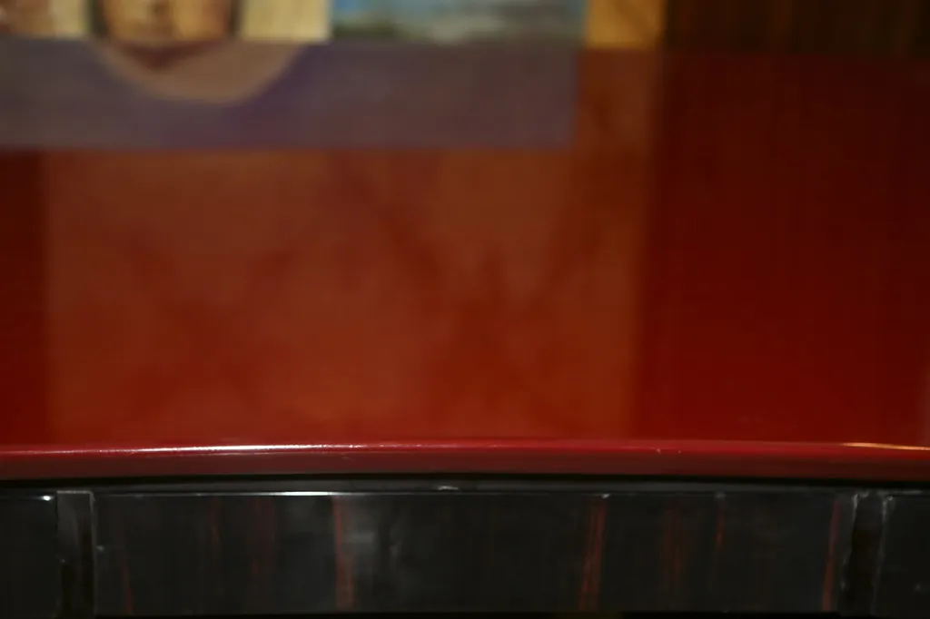 bureau ancien avec une surface rouge brillante et des détails classiques