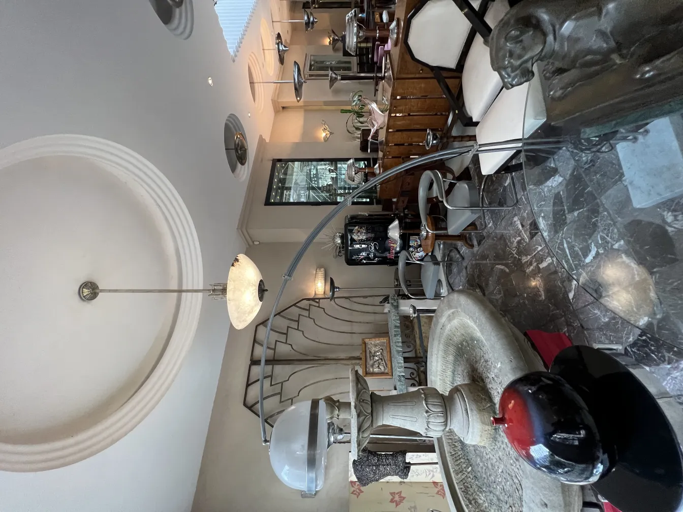 Lâmpada de teto antiga em um espaço interno elegante com detalhes