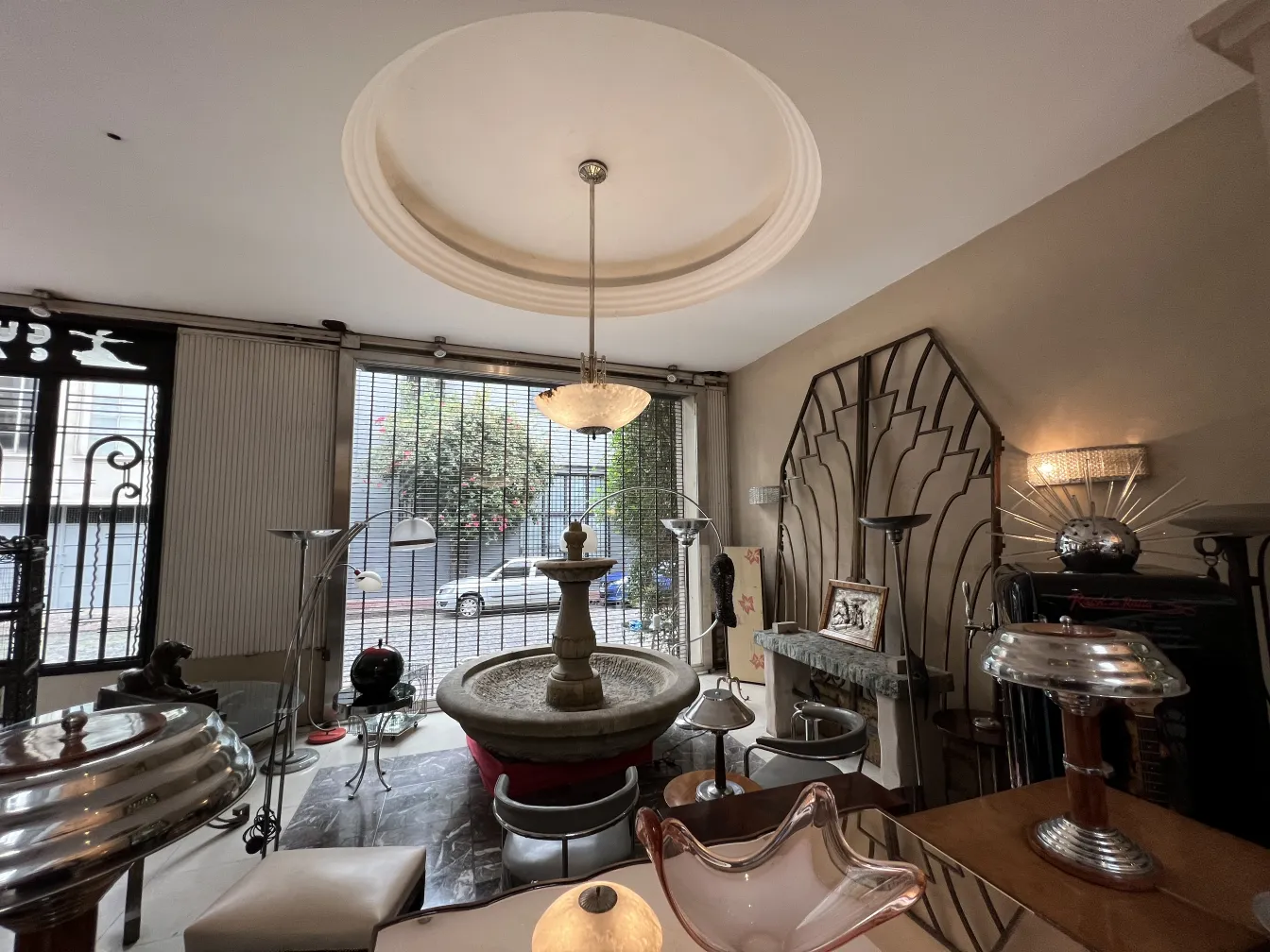 Lâmpada de teto antiga em um ambiente elegante com detalhes decorativos