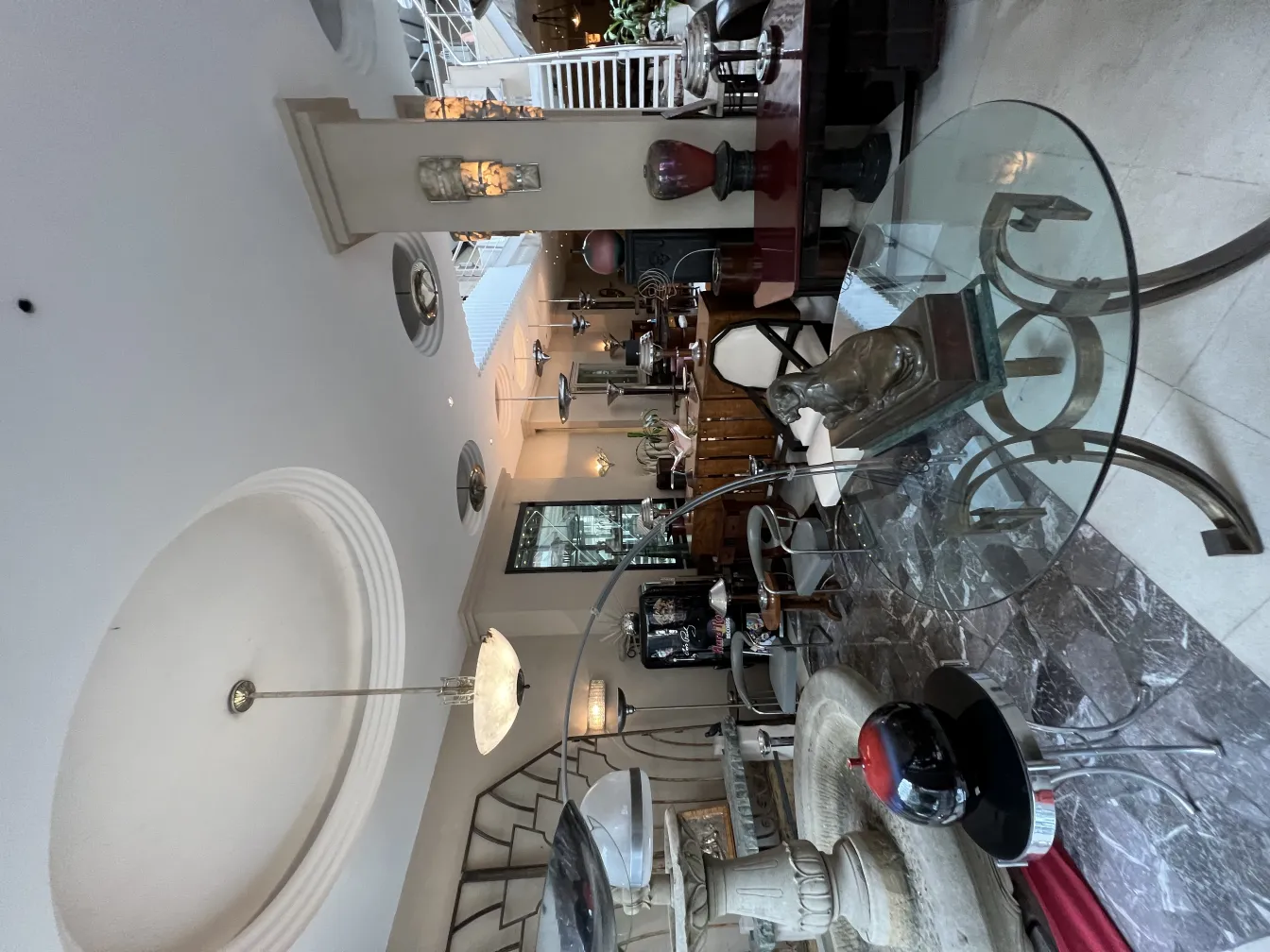 Lámpara de techo antigua con diseño elegante en una habitación luminosa.