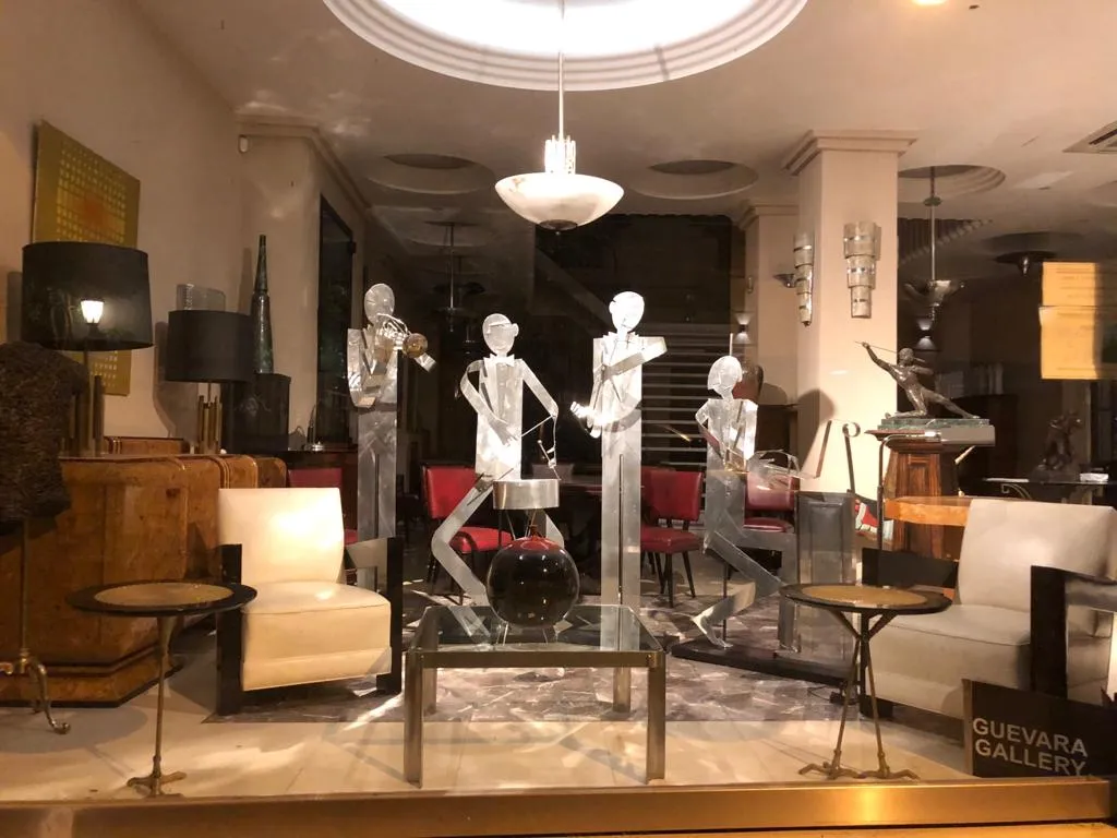 Lâmpada de teto antiga pendurada com design único na galeria