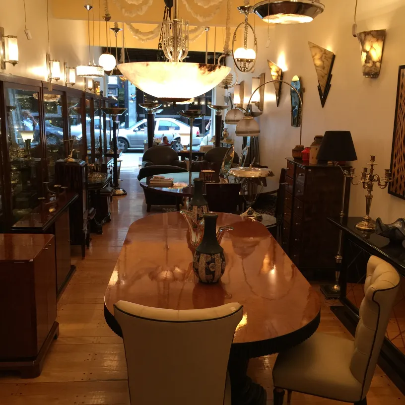 古董吊灯在舒适的室内环境中