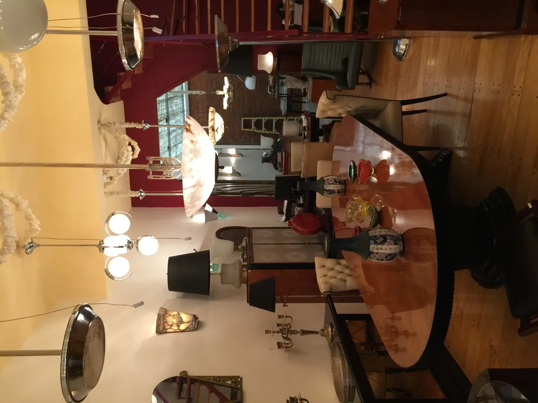 lampada a sospensione antica con dettagli eleganti in una sala da pranzo luminosa