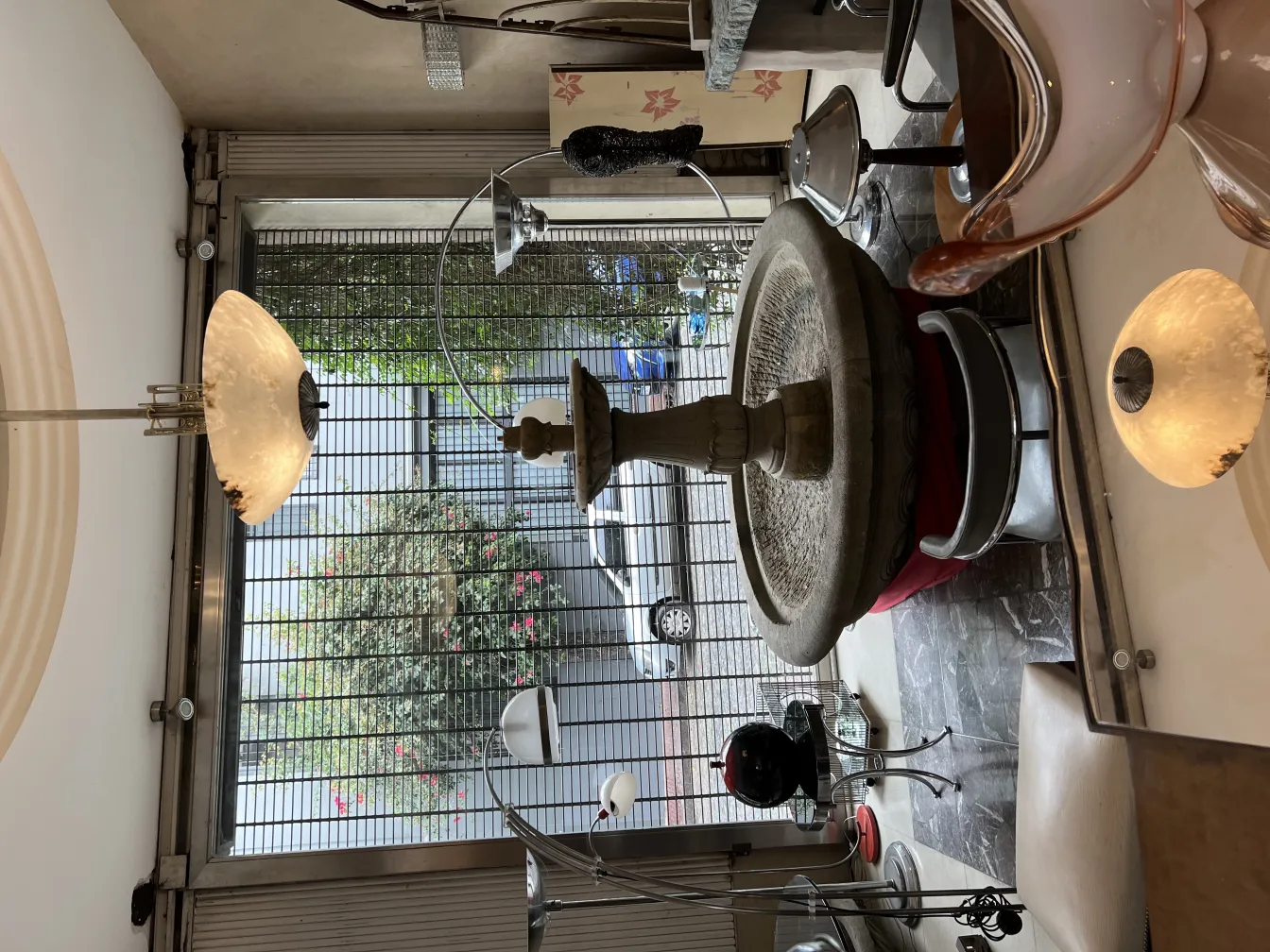 lustre ancien avec style décoratif et lumière chaude