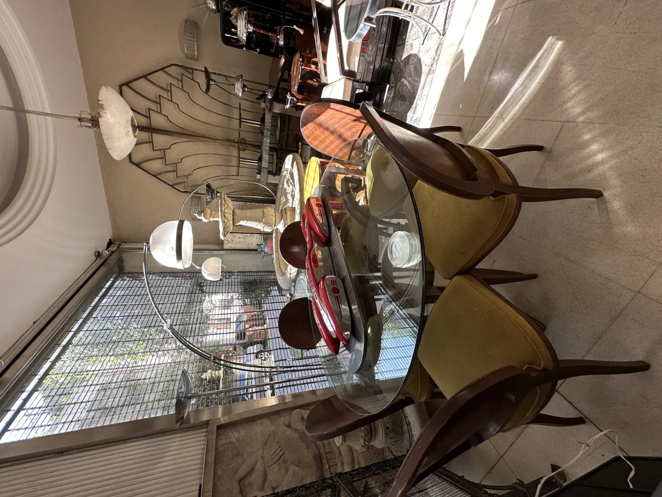 Lampada a sospensione antica con design unico ed elegante.