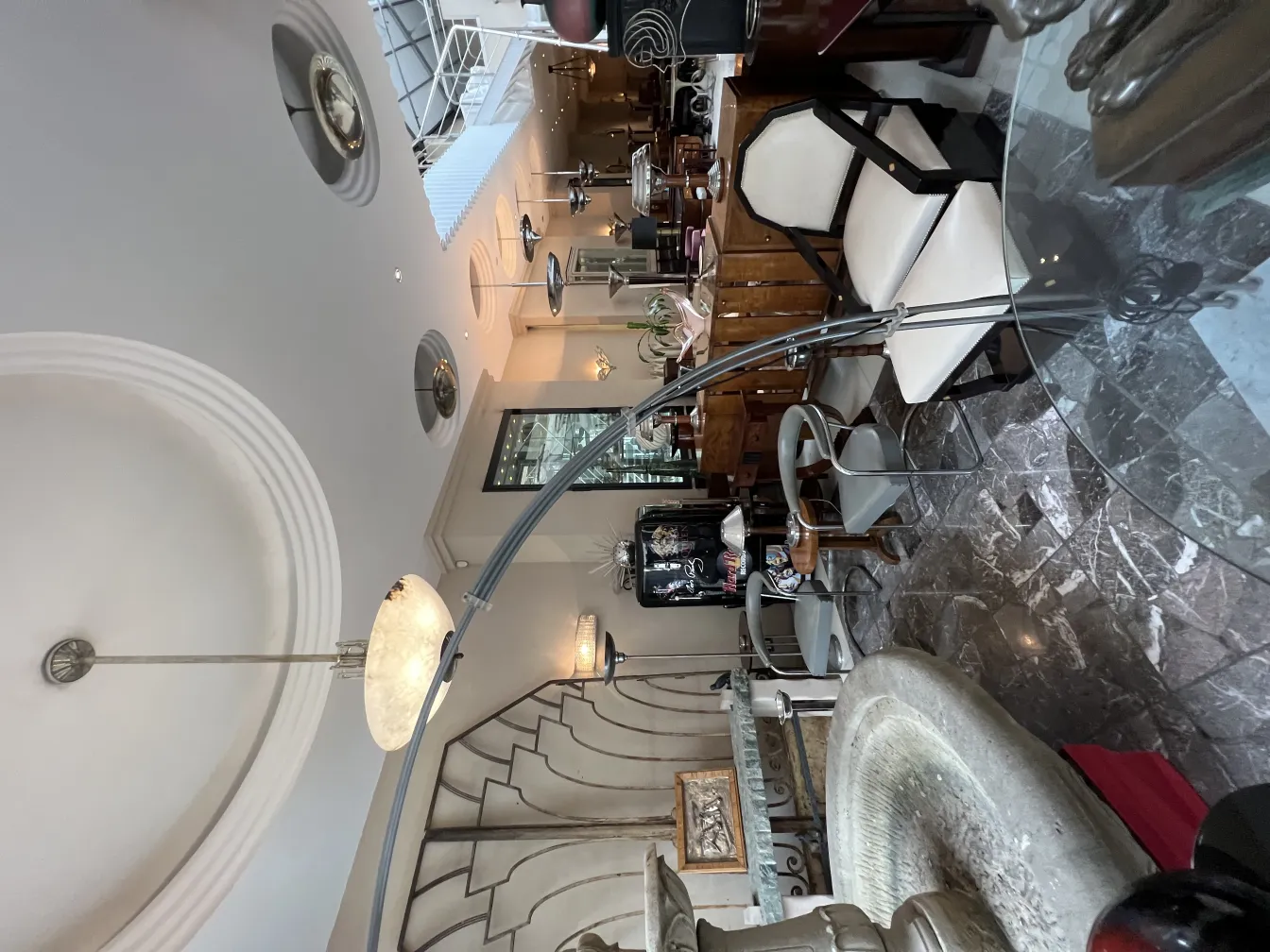 Lâmpada de teto antiga com design elegante em um ambiente acolhedor.