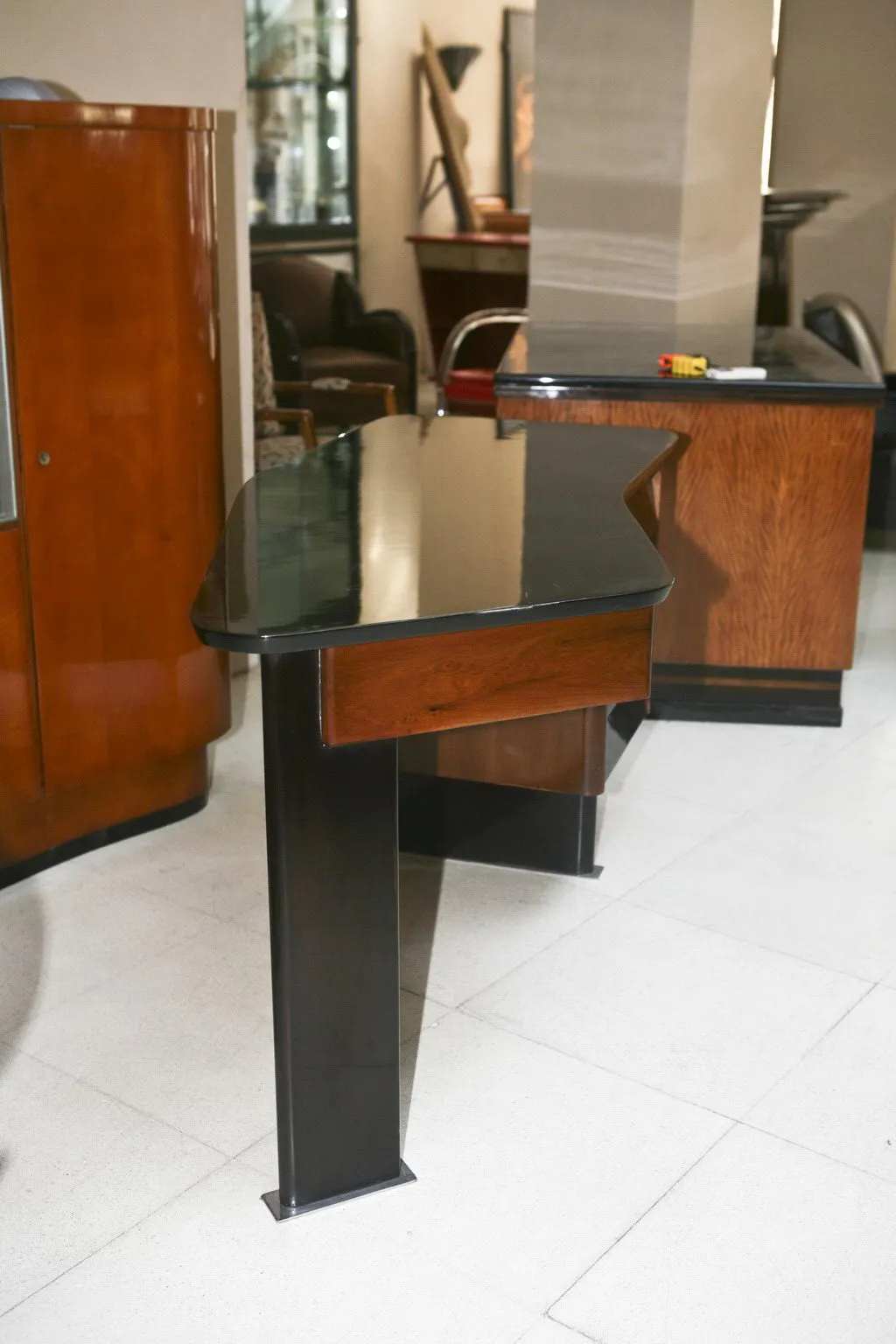 Antiker Schreibtisch mit schwarzer Oberfläche, Holzdetails