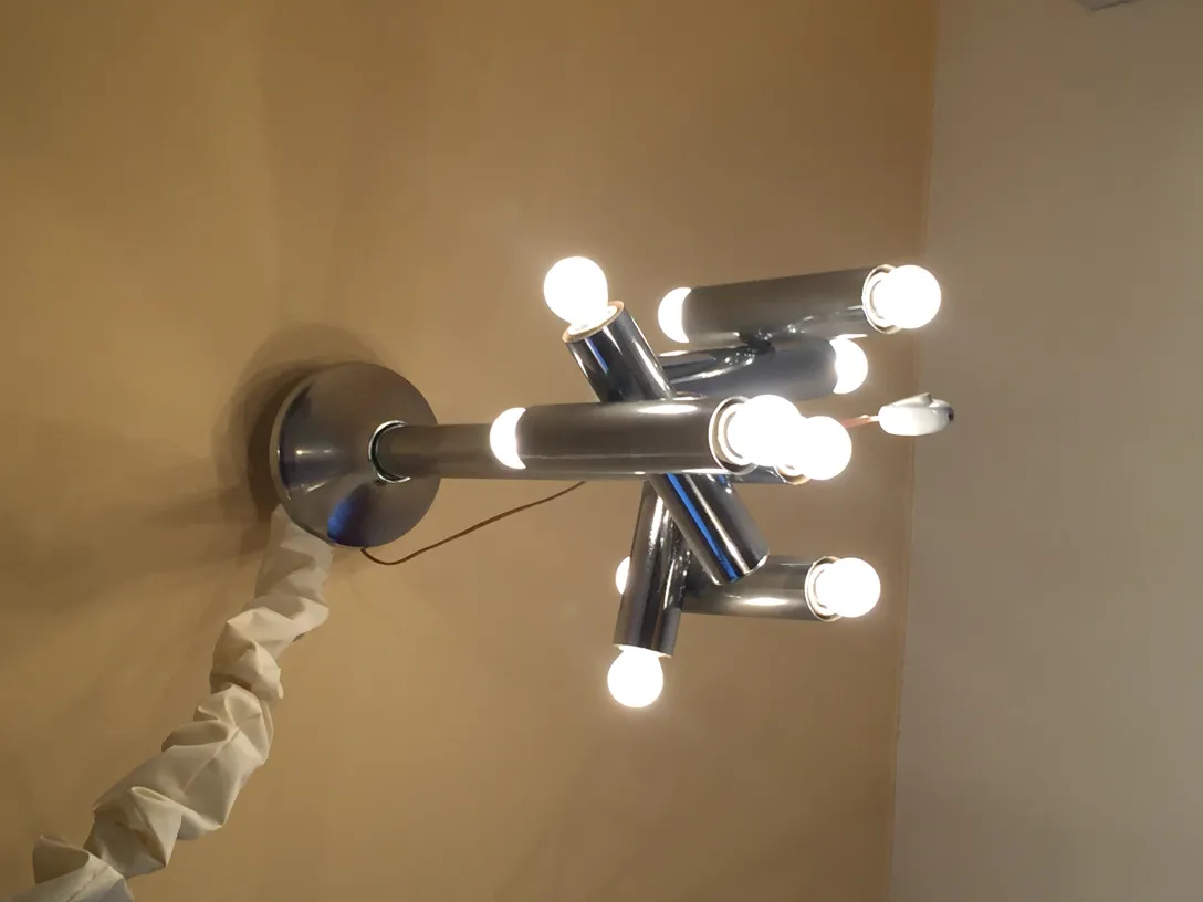 Lampada a sospensione antica con molte lampadine in un'atmosfera calda.