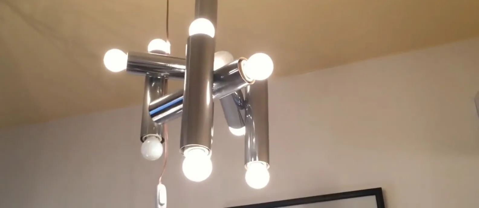 Lustre ancien avec forme moderne et lumières vives