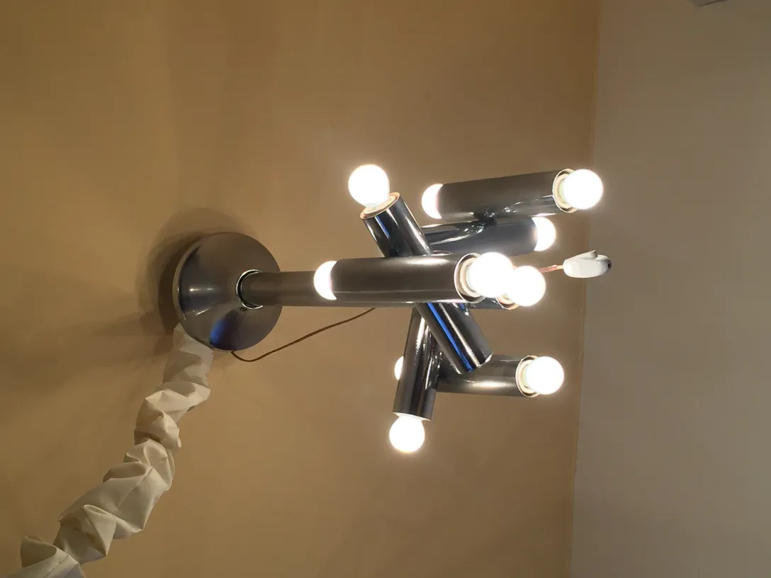 Lámpara de techo antigua con bombillas brillantes, decorativa.