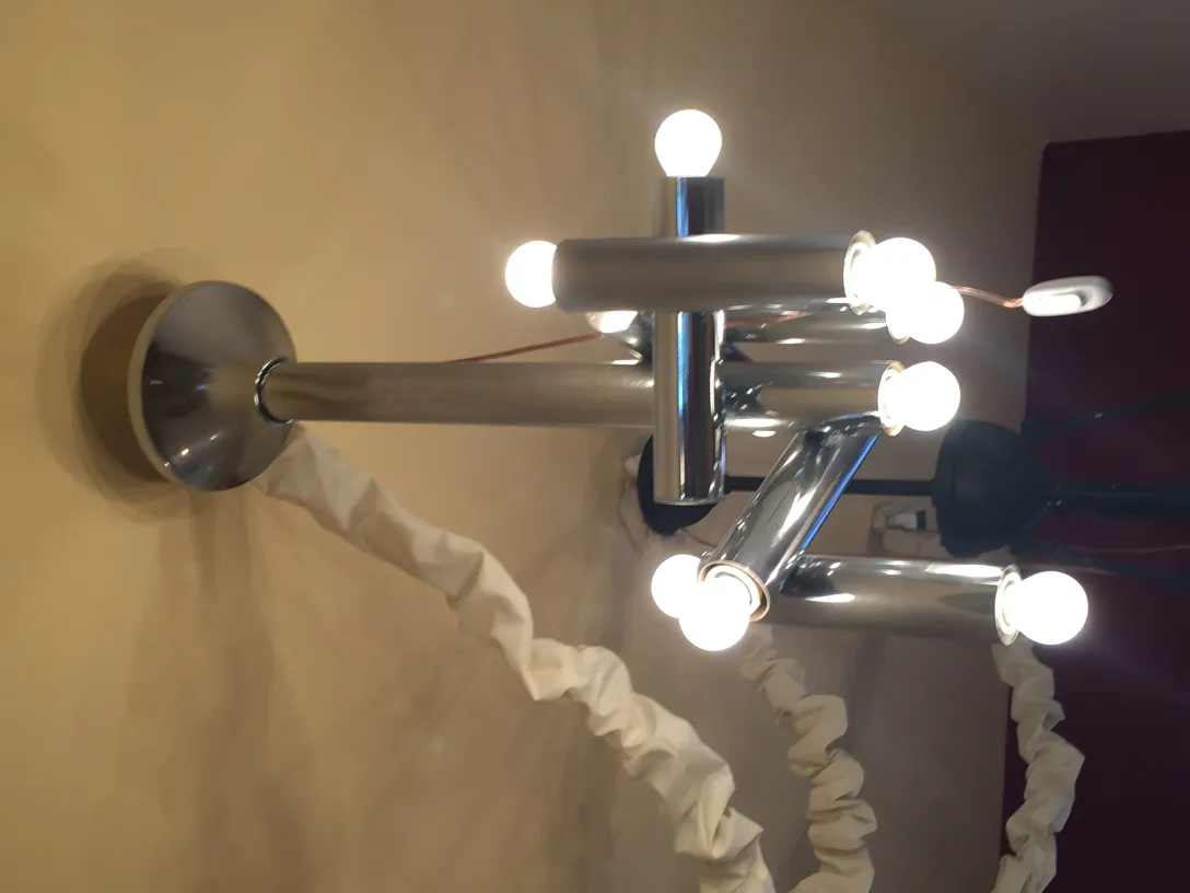 Lâmpada de teto antiga com várias luzes redondas em um ambiente moderno