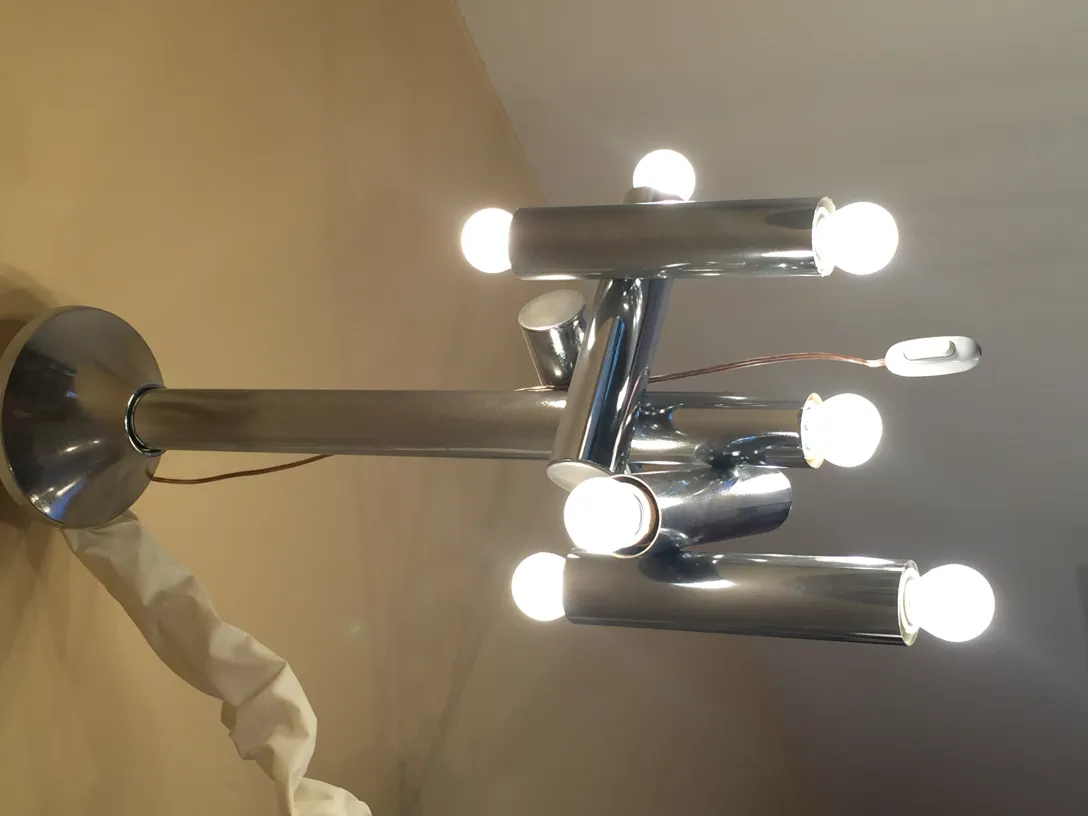 lampara de teto antiga com varias luzes acesas