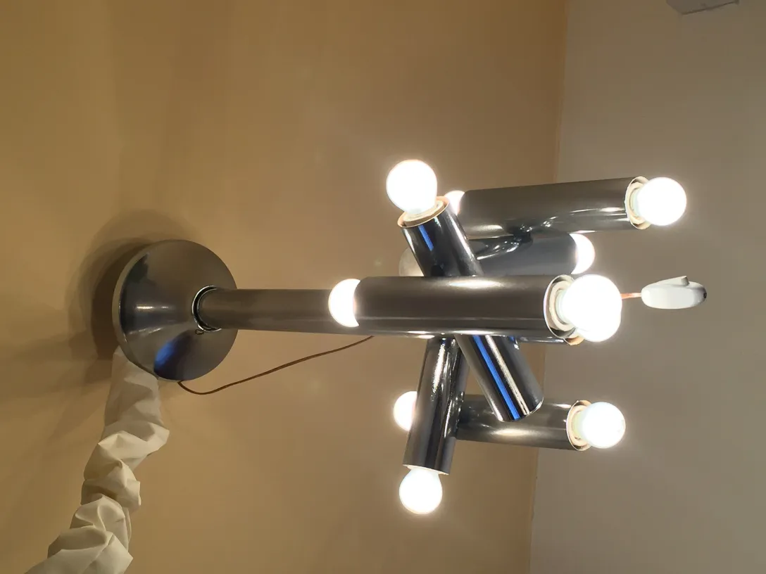 lampada a sospensione antica con design moderno, luci bianche brillanti