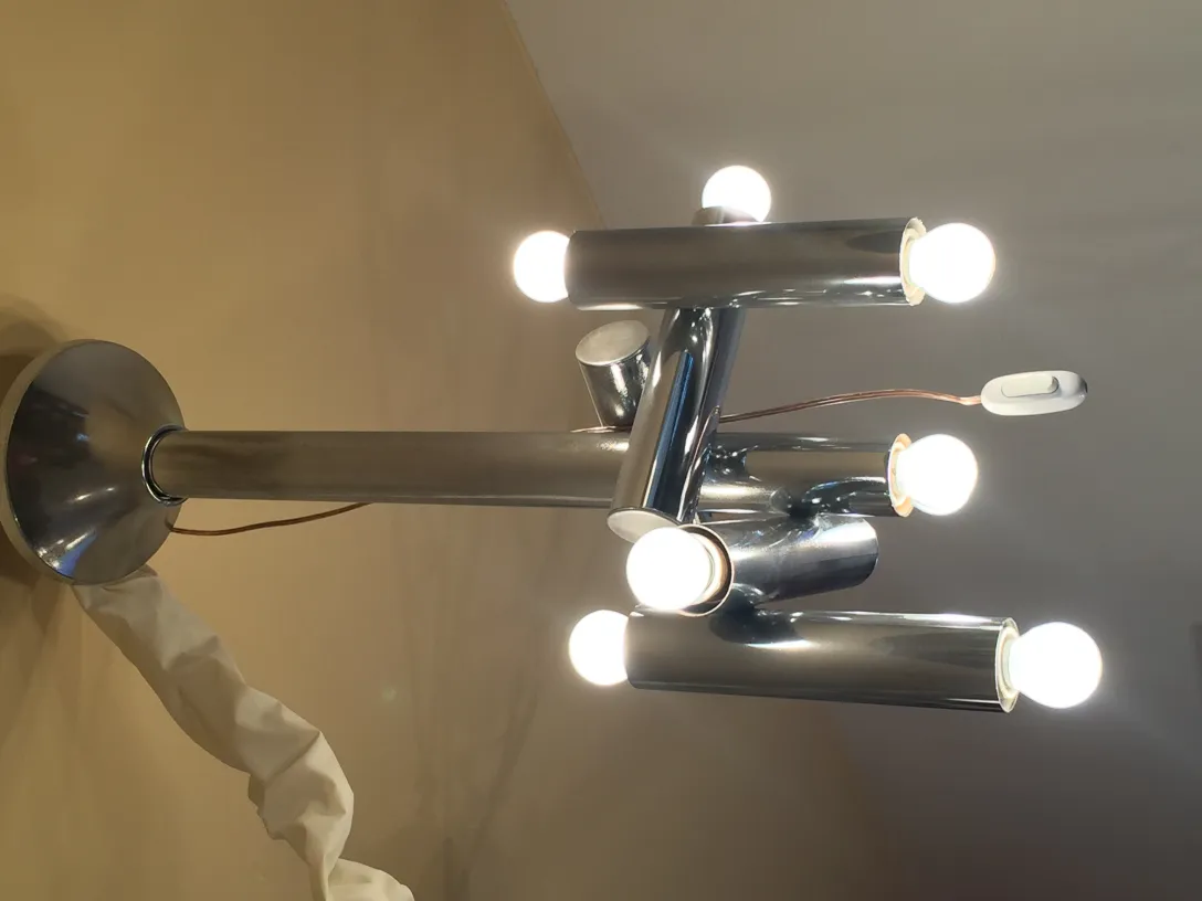 Lampada de teto antiga com múltiplos focos iluminando o ambiente.