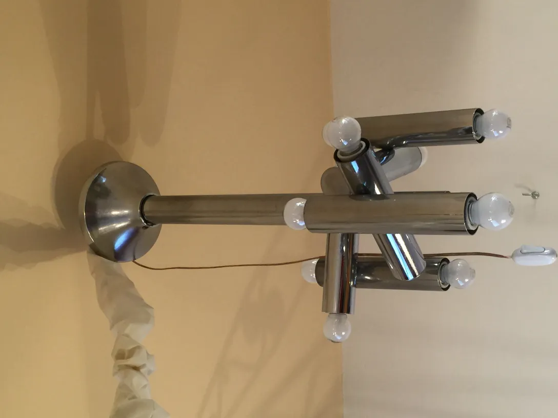 Antike Hängelampe mit leuchtenden Lichtern in der Umgebung