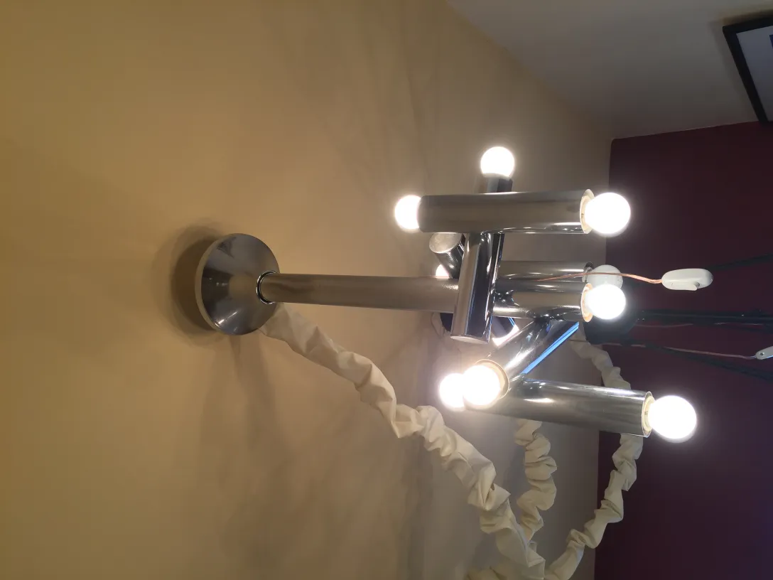 Lámpara de techo antigua con múltiples luces sobresalientes.