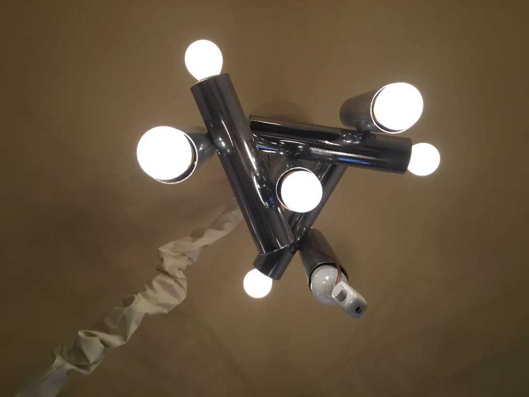 Lámpara de techo antigua con seis bombillas brillantes, aspecto moderno y minimalista.