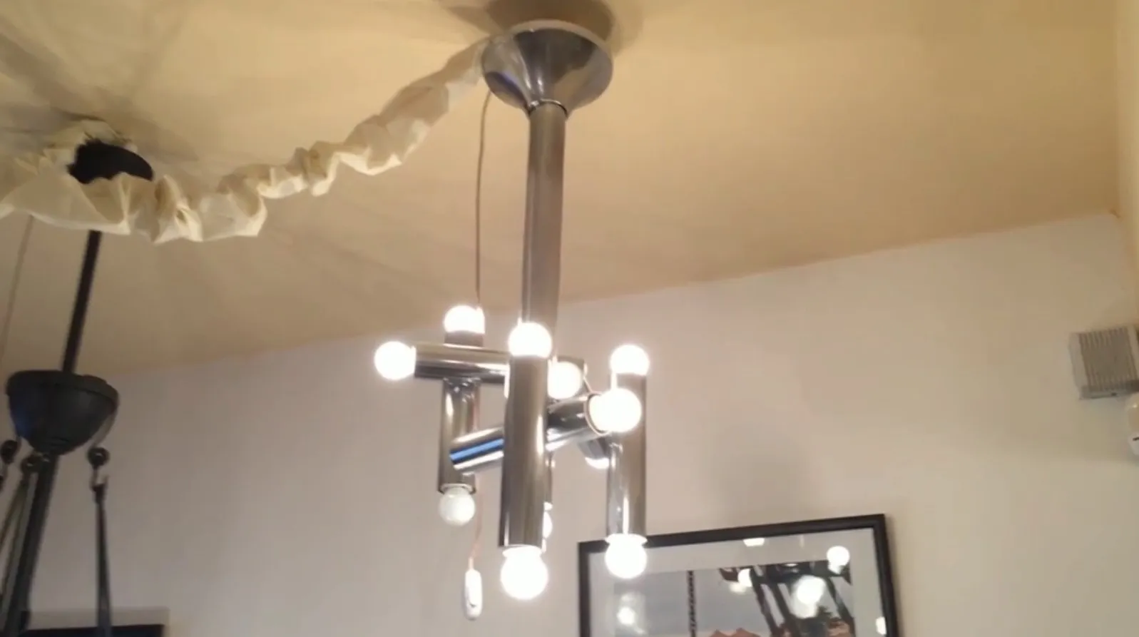 lampara de techo antigua con diseño moderno y luces brillantes