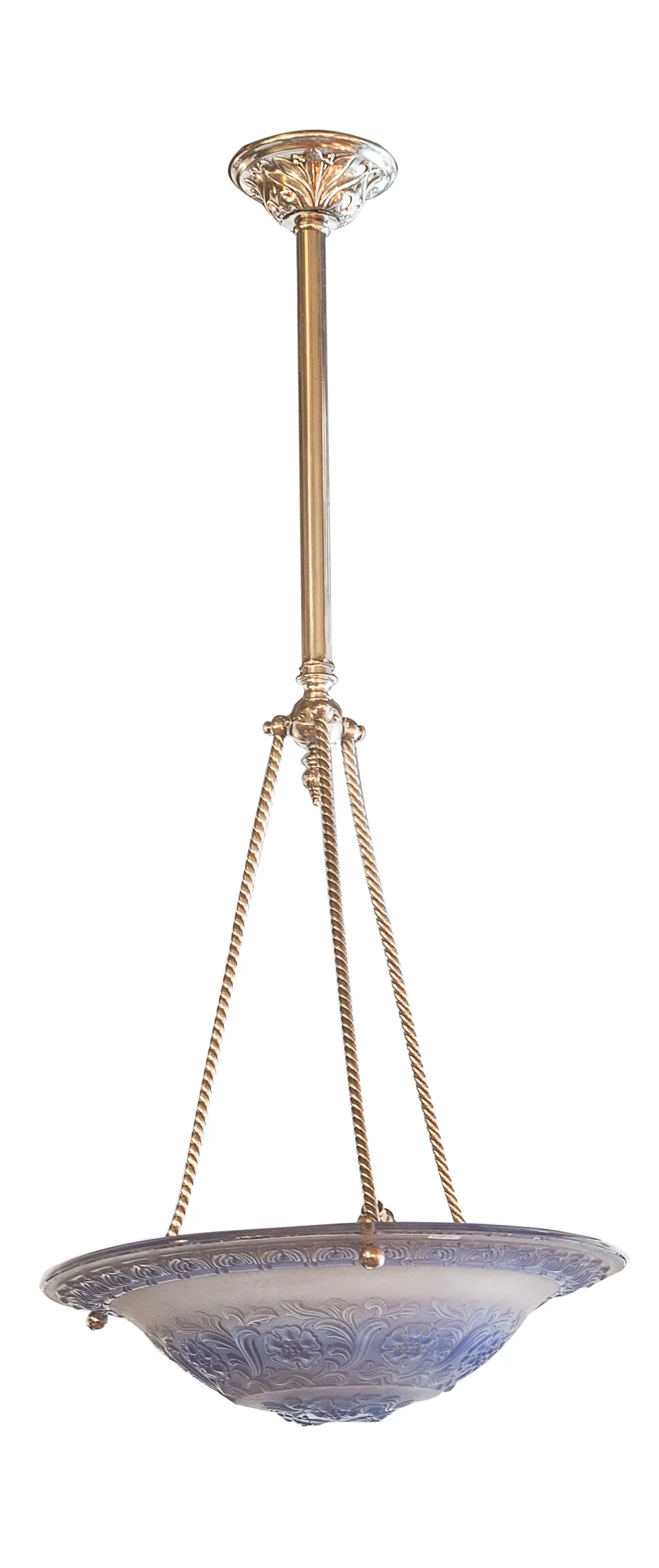 Lámpara de techo antigua con un diseño floral elegante.