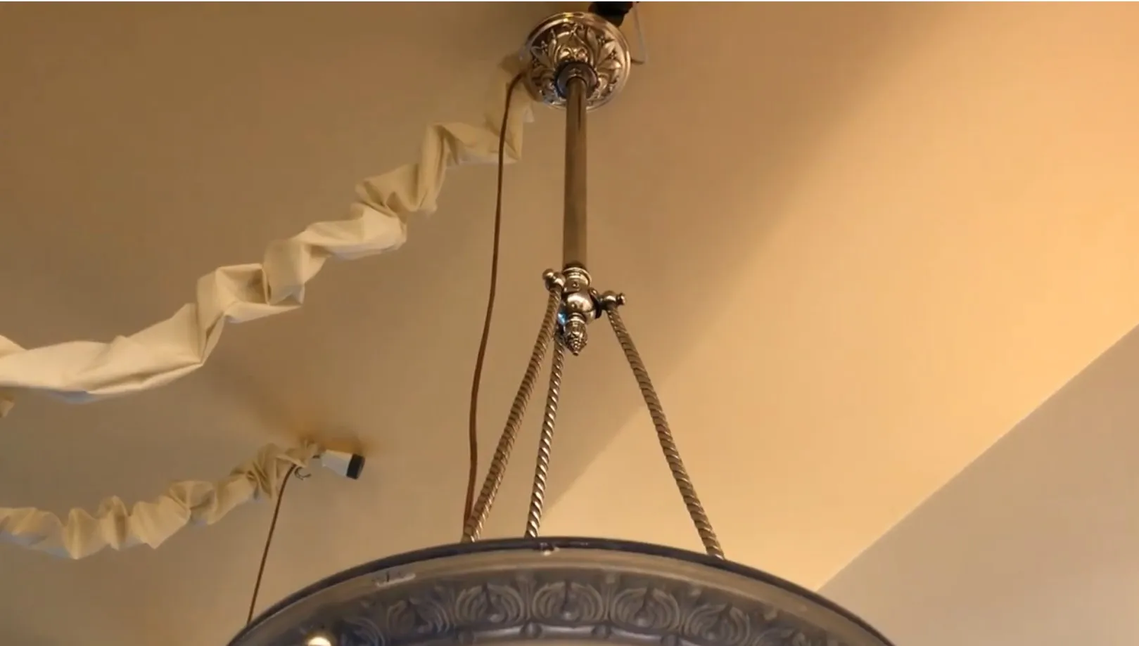 Lustre ancien décoratif avec des détails complexes