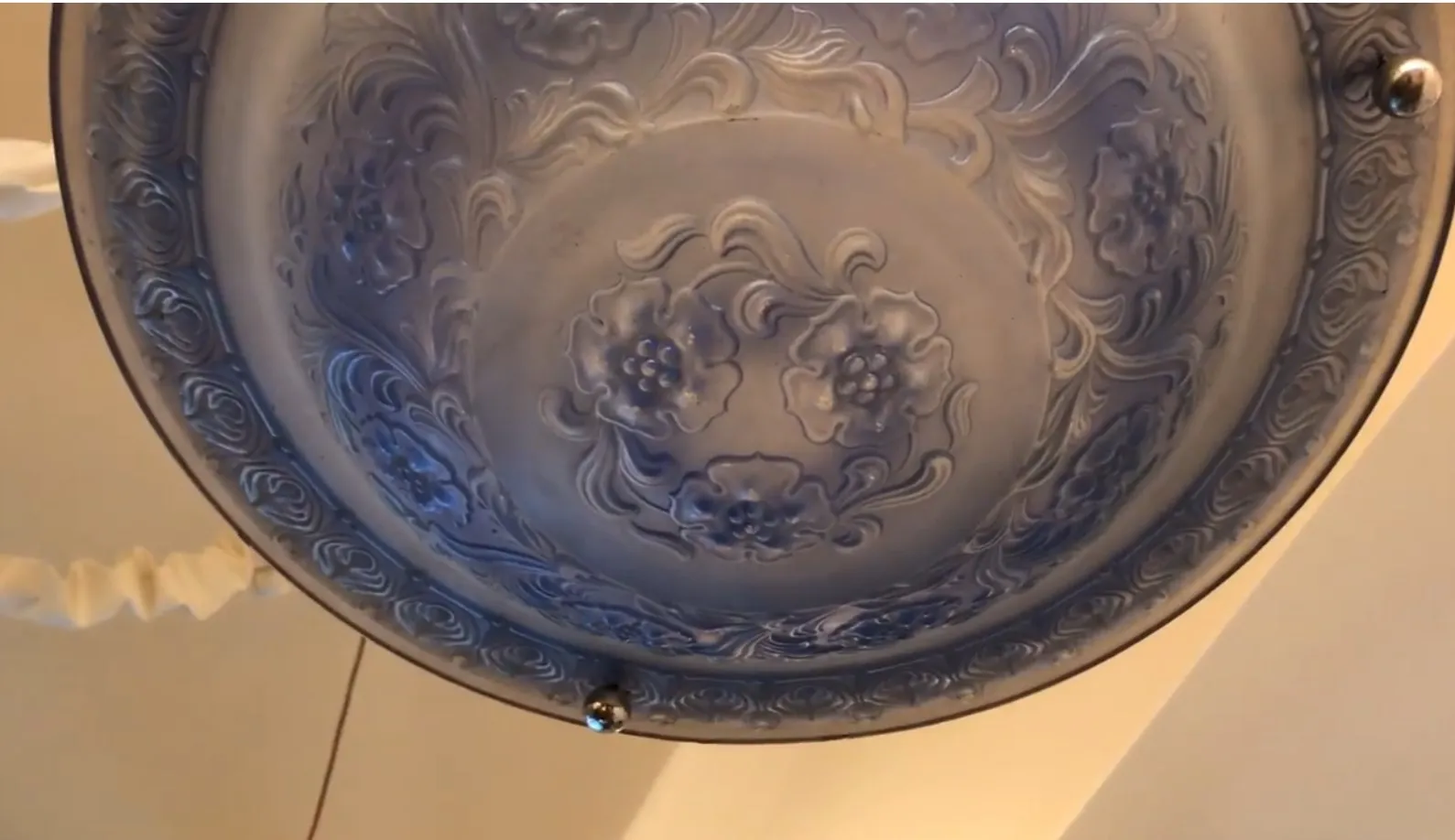 Lámpara de techo antigua con diseño floral en relieve, colgante.