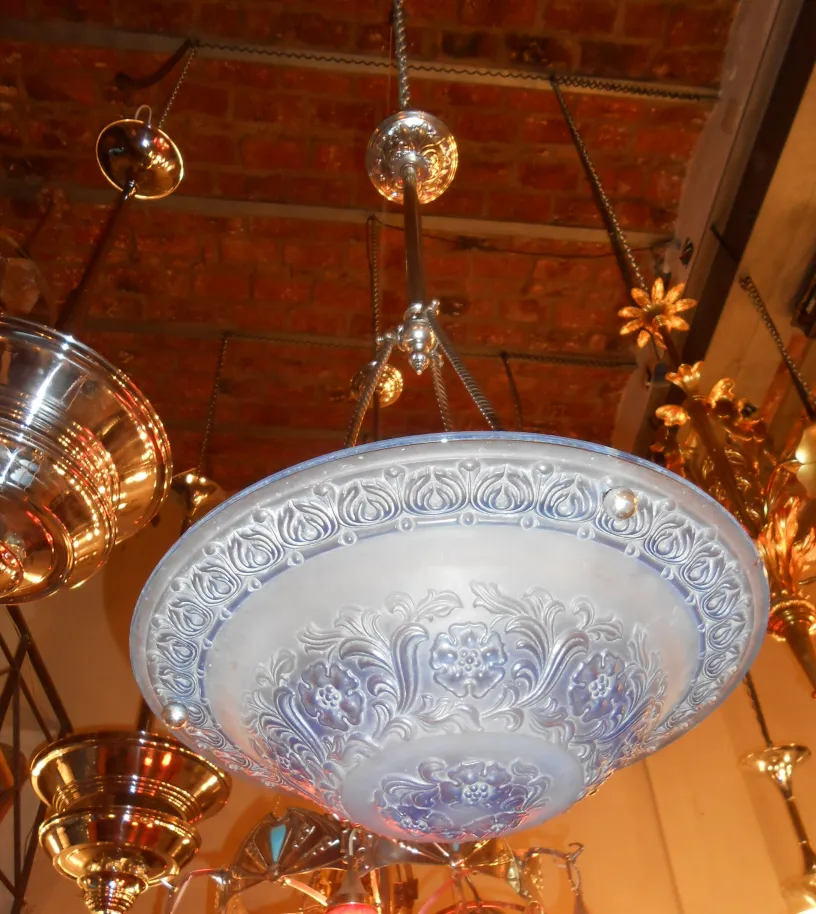 Lampada a sospensione antica con design floreale.