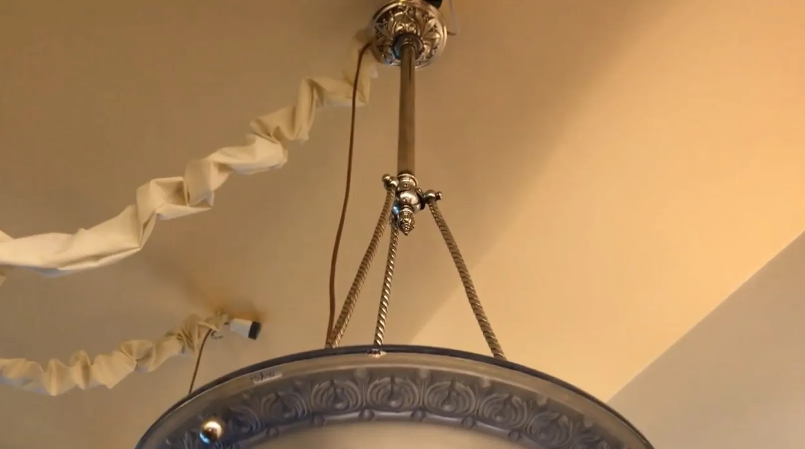 Lustre ancien avec des détails décoratifs dans une pièce