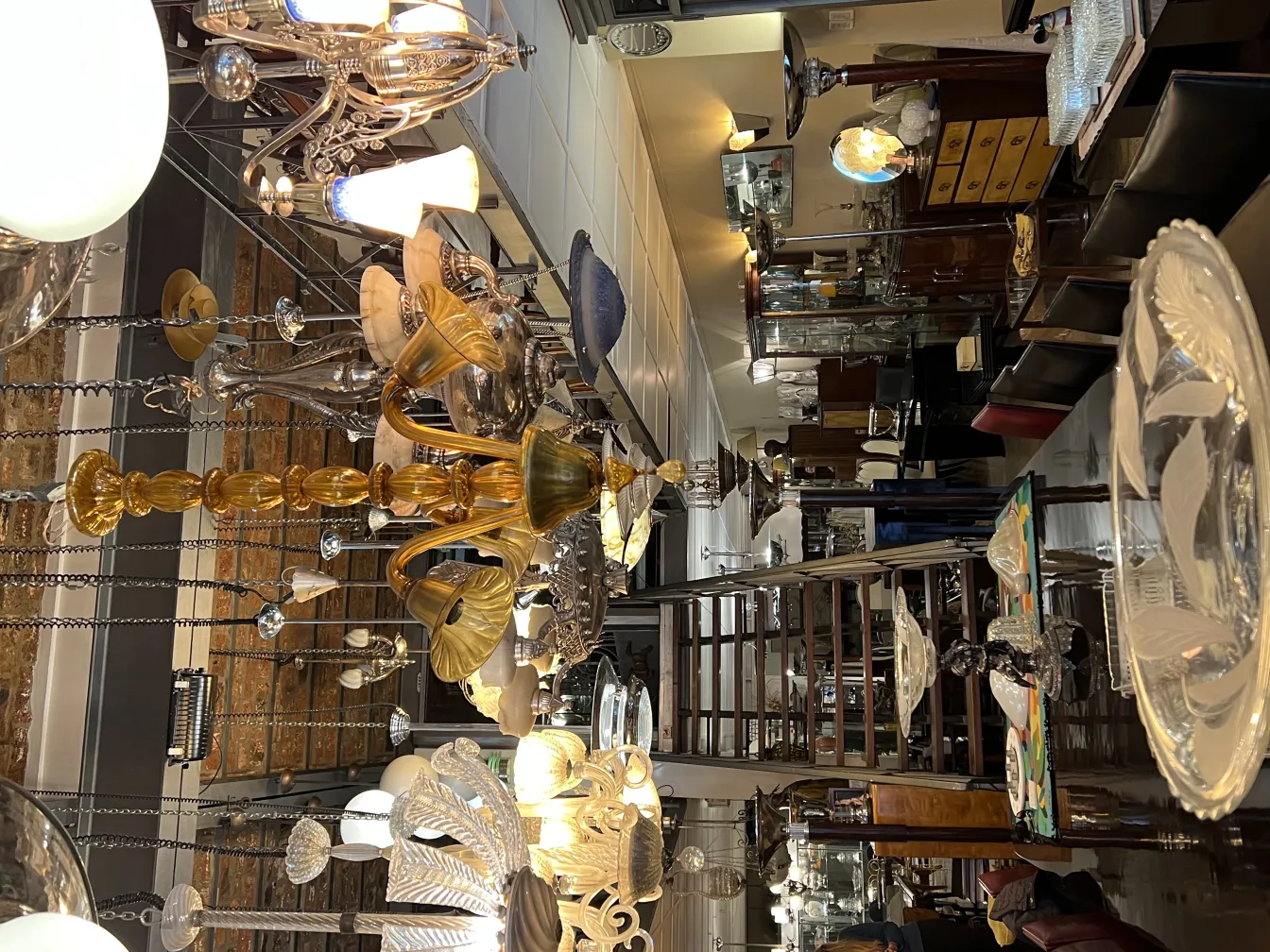 Lustre ancien avec un design élaboré, entouré par une décoration vintage.