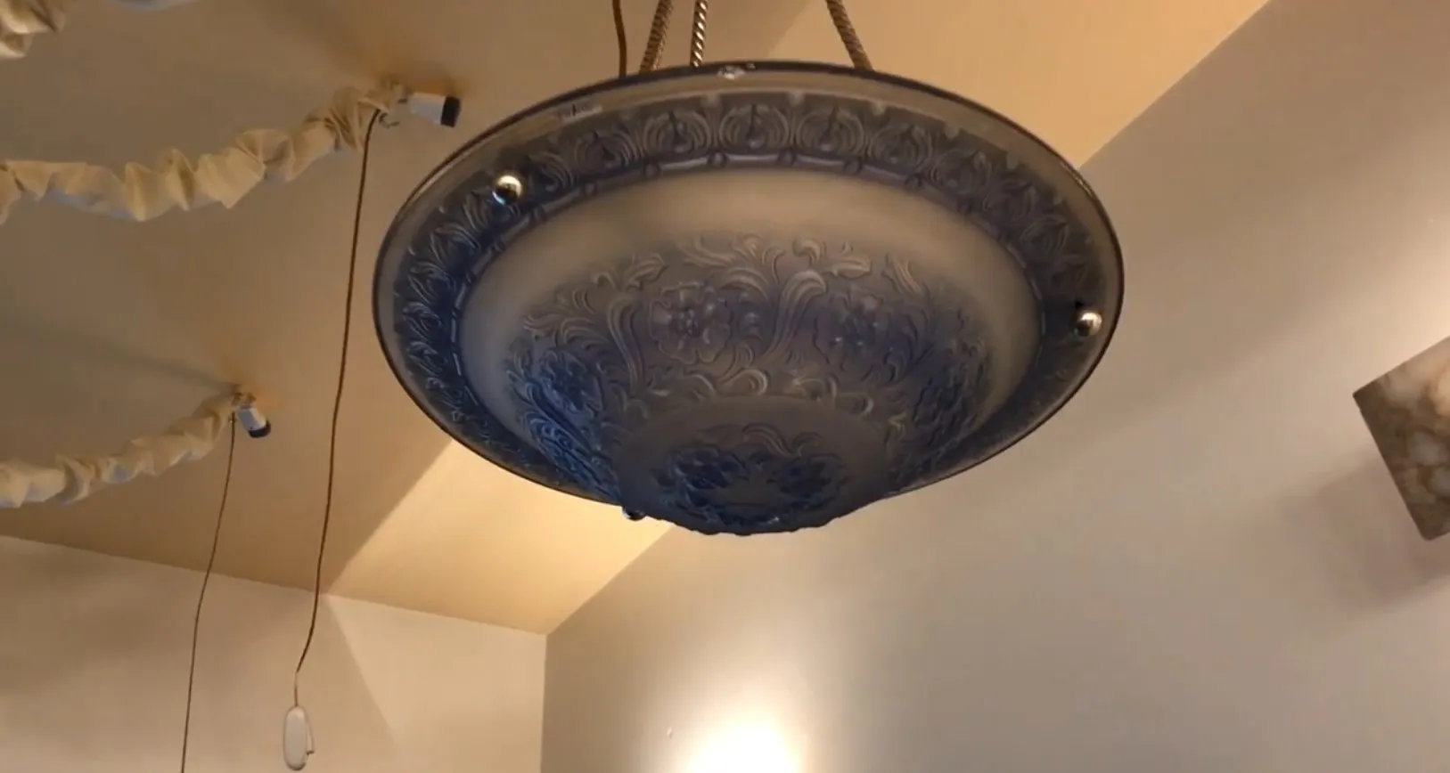 Lâmpada de teto antiga com design decorativo no interior