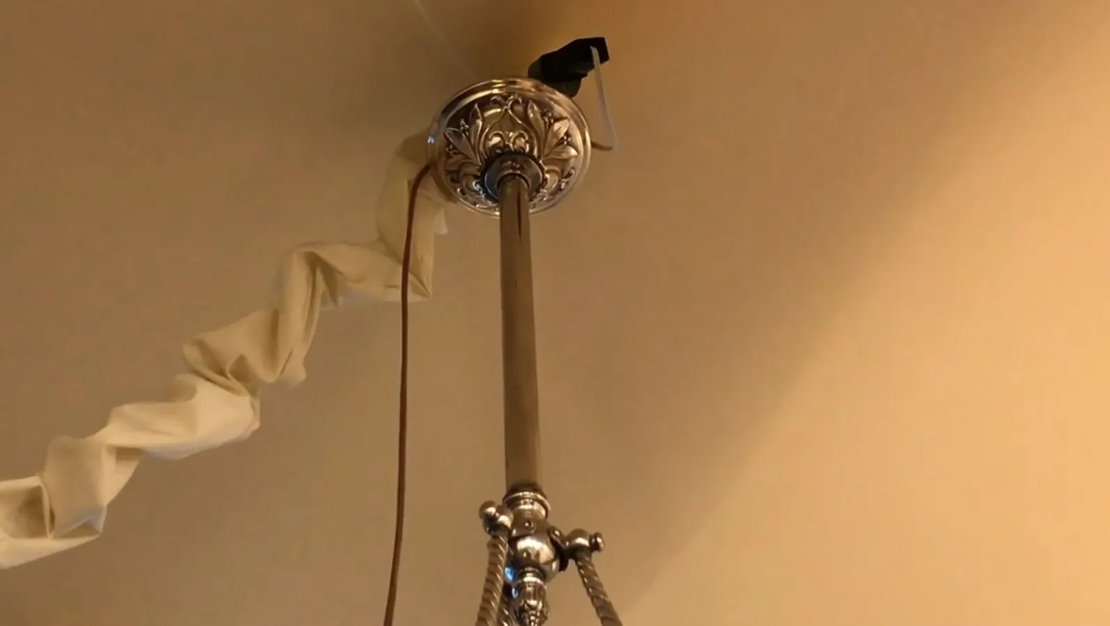 Lampada a sospensione antica con finiture eleganti in un'atmosfera accogliente.