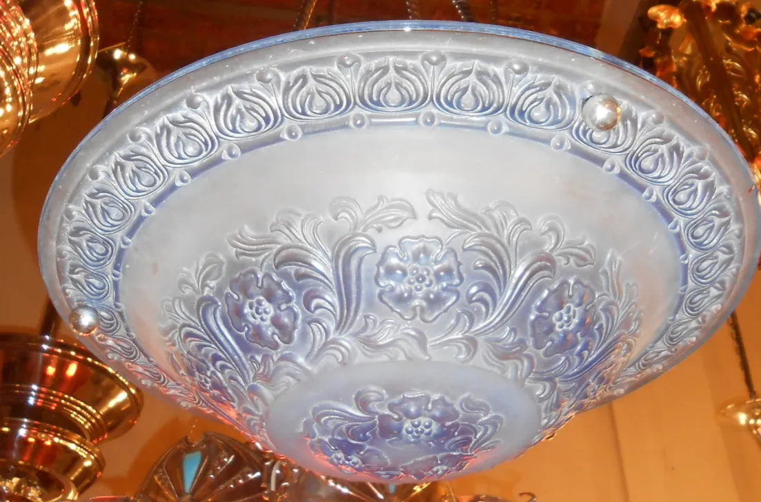 Lustre ancien avec motif floral en relief