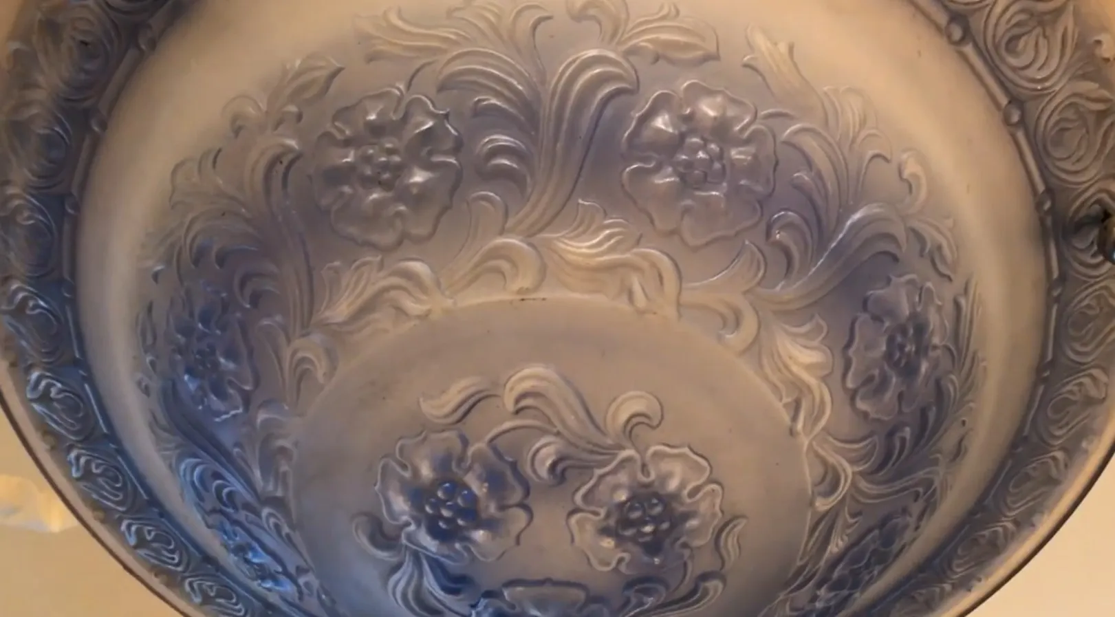 lámpara de techo antigua con elegantes diseños en relieve