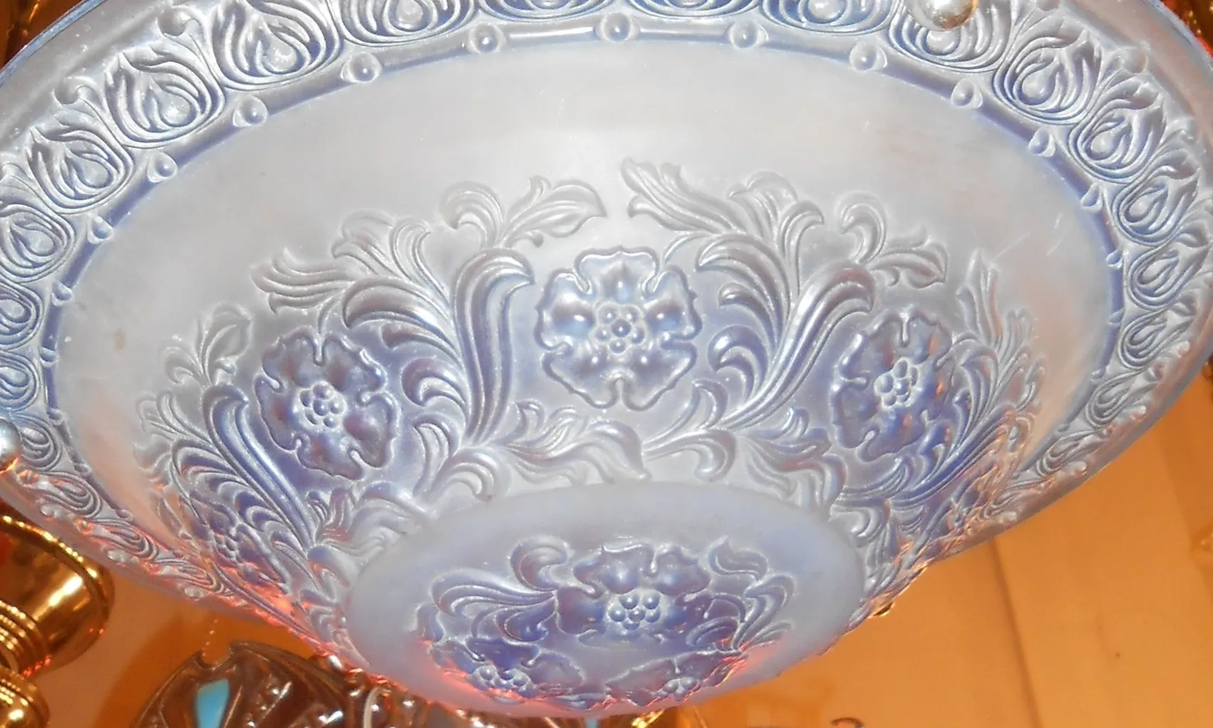 Antike Hängelampe mit komplizierten Blumendetails