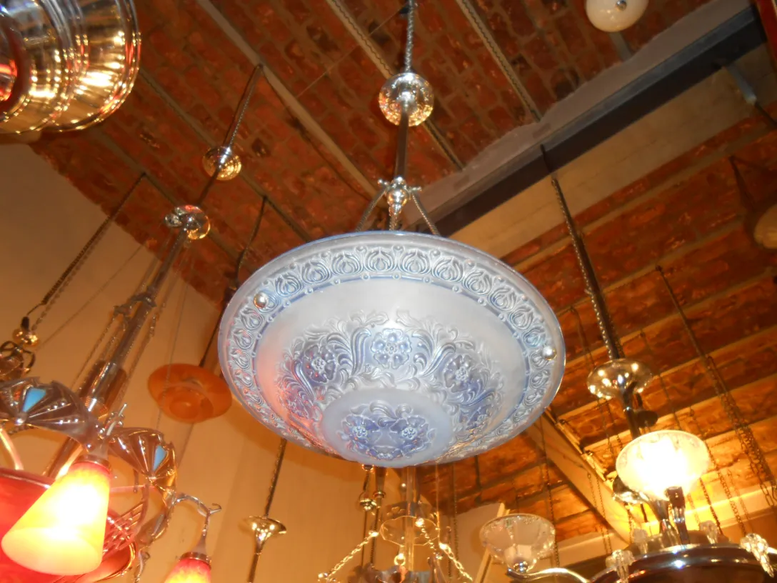 Lampada de teto antiga decorativa com detalhes intrincados