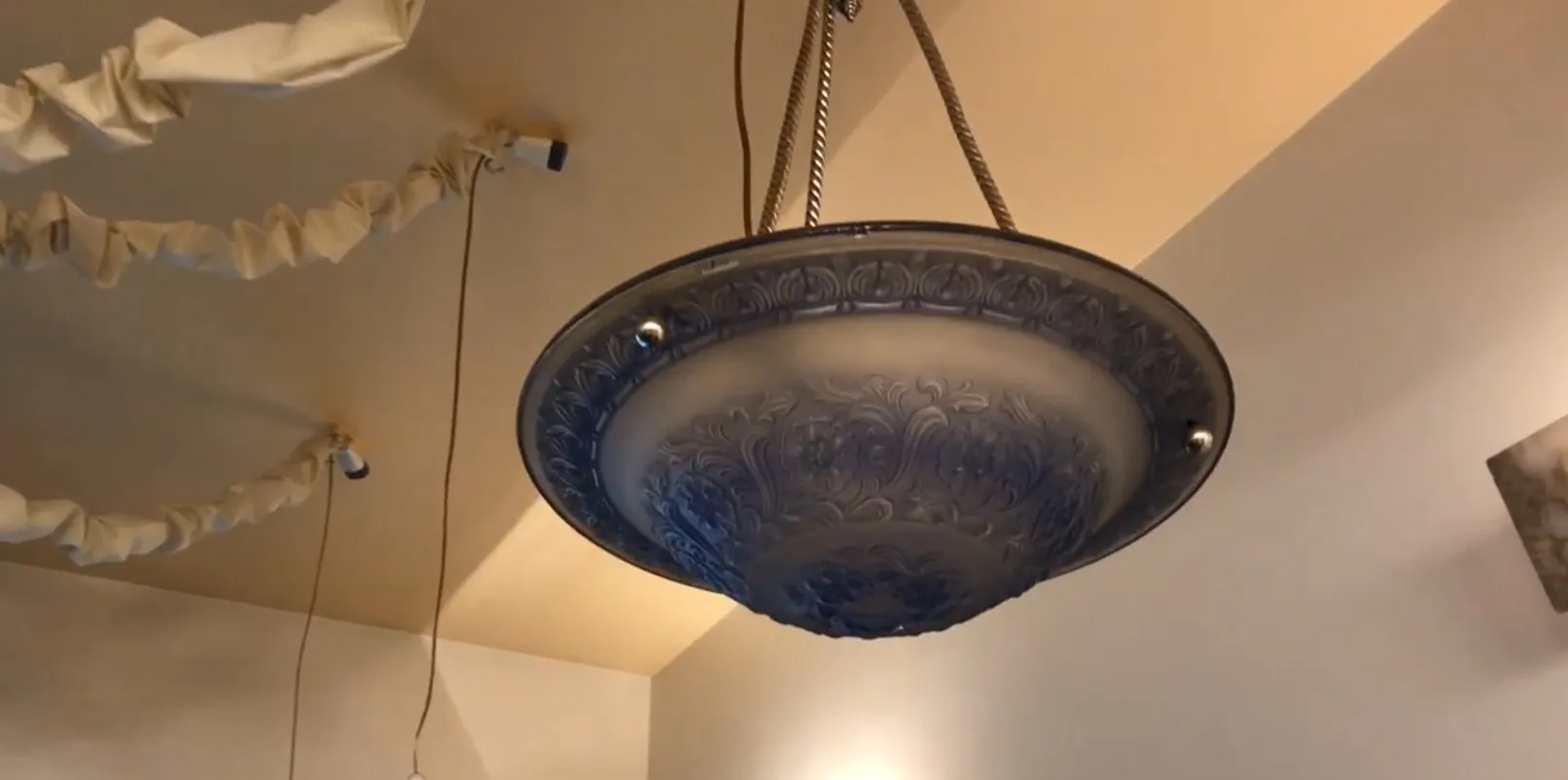 Elegante antike Hängelampe mit verzierten Details, gemütliche Umgebungen.